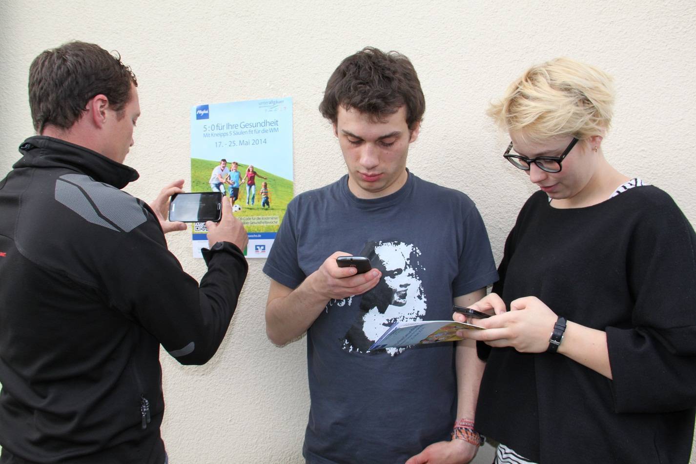 Robert, Martin und Noemi testen die neue Gesundheitswochen-App auf ihren Smartphones. Foto: Unterallgäu Aktiv GmbH