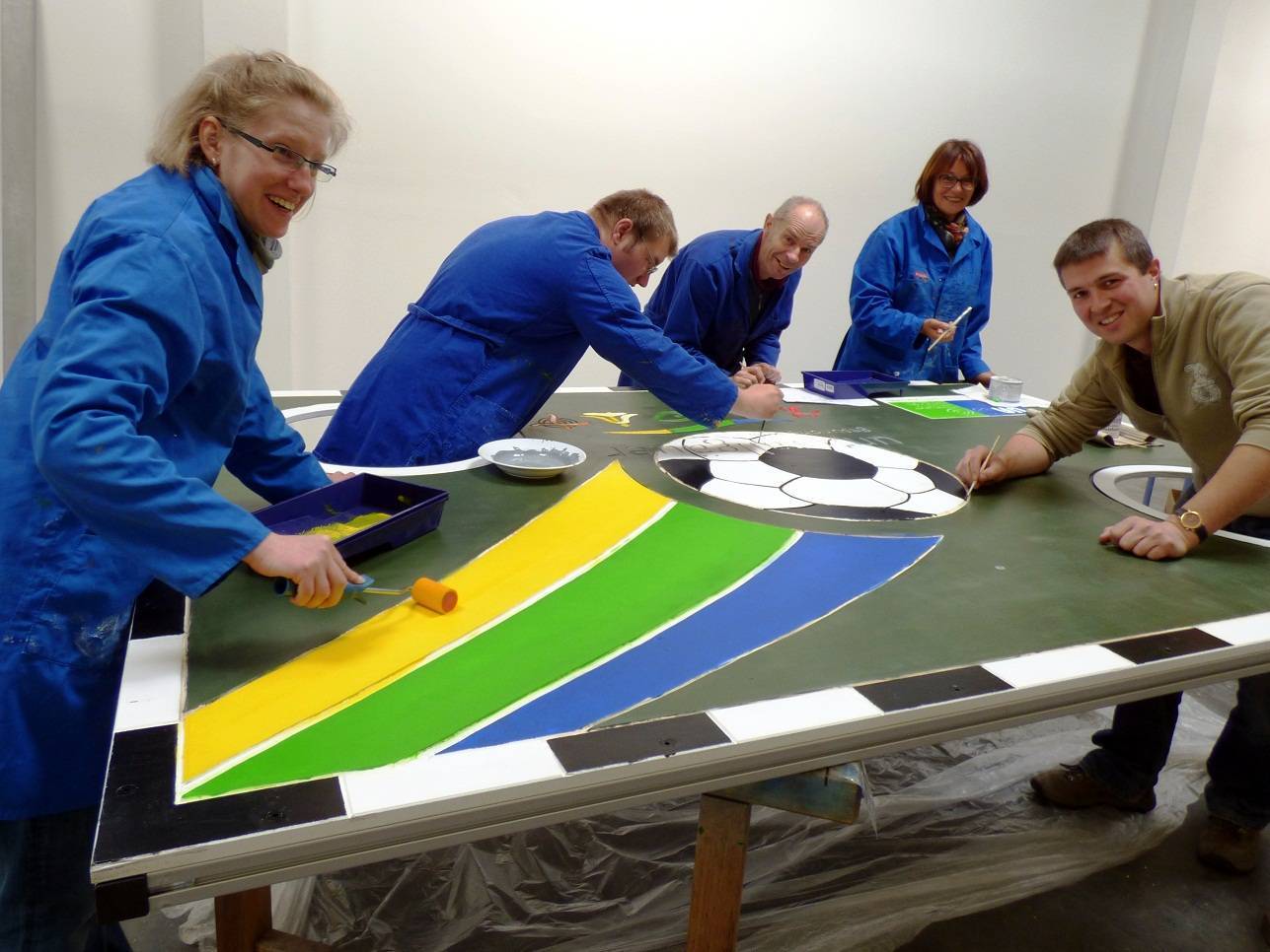 Das Foto zeigt das Team der Unterallgäuer Werkstätten beim Bemalen der Torwand. Von Links: Judith Hiller, Alexander Dell, Johannes Graf, Claudia Wurm und Tobias Huber. Foto: Unterallgäu Aktiv GmbH