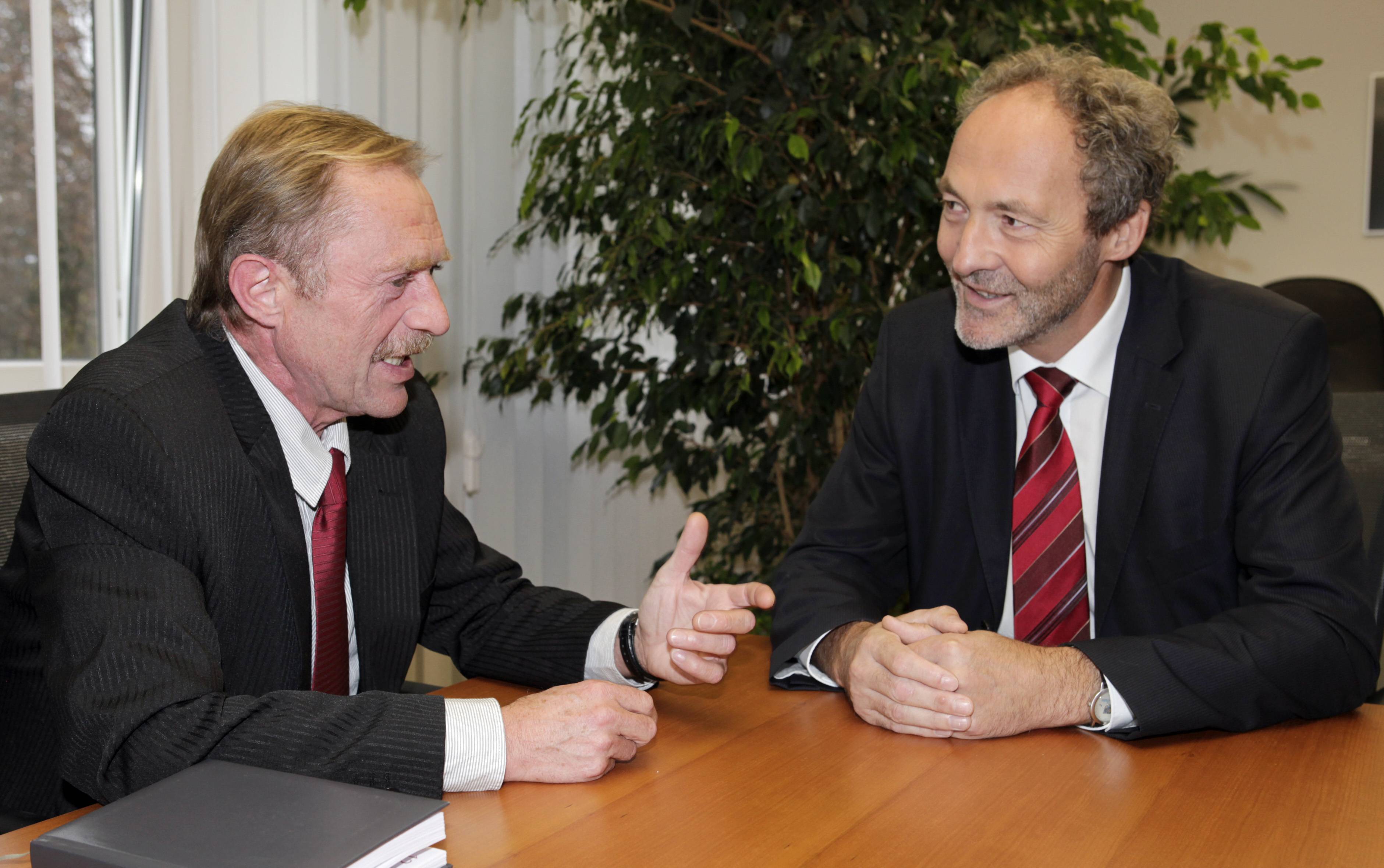 Landrat Hans-Joachim Weirather und der Vorsitzende des Personalrats der Kreiskliniken Unterallgäu, Siegfried Trexler (links), im Gespräch.