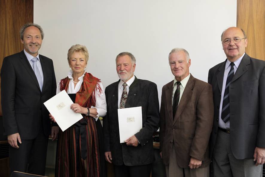 Mit dem Ehrenzeichen des Bayerischen Ministerpräsidenten für Verdienste im Ehrenamt hat Landrat Hans-Joachim Weirather (von links) Klothilde und Ludwig Bagus aus Trunkelsberg ausgezeichnet. Mit ihnen freuten sich der Stellvertretende Vorsitzende der Sek