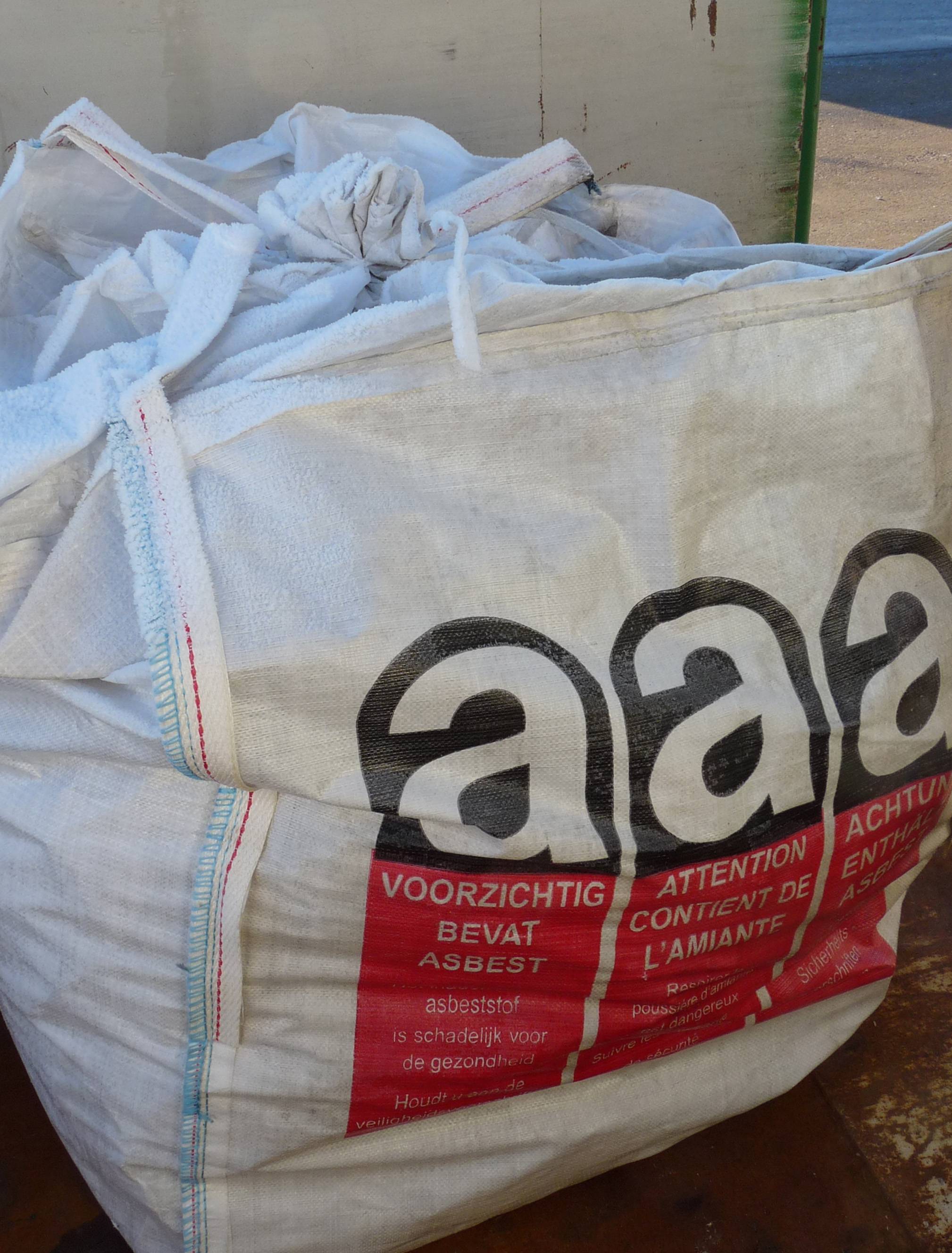 Asbesthaltige Abfälle müssen unbedingt fachgerecht transportiert und entsorgt werden. Hierfür gibt es spezielle so genannte „Big Bags“. Foto: Landratsamt Unterallgäu