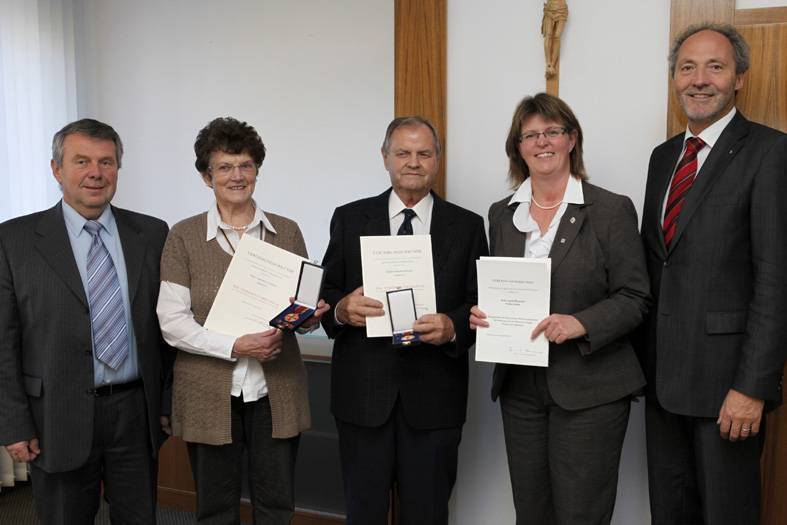 Für ehrenamtliches Engagement weit über das normale Maß hinaus hat Landrat Hans-Joachim Weirather (von rechts) jetzt das Ehrenzeichen des bayerischen Ministerpräsidenten an Ingrid Hummel aus Niederrieden und die Bundesverdienstmedaille an Oskar und Vi