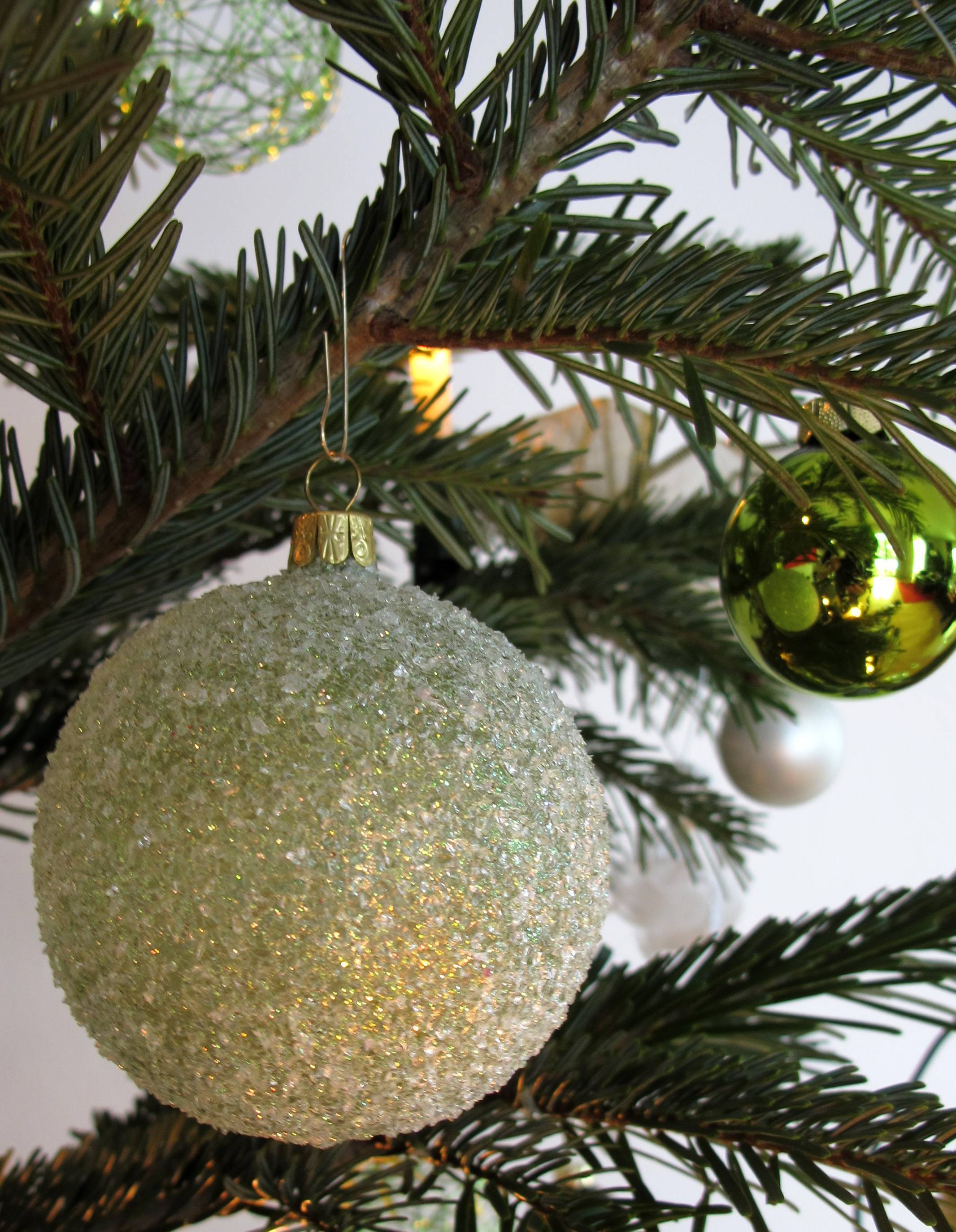 Unbedingt vollständig abdekorieren sollte man den Christbaum, bevor man ihn entsorgt. Foto: Stefanie Vögele/Landratsamt Unterallgäu