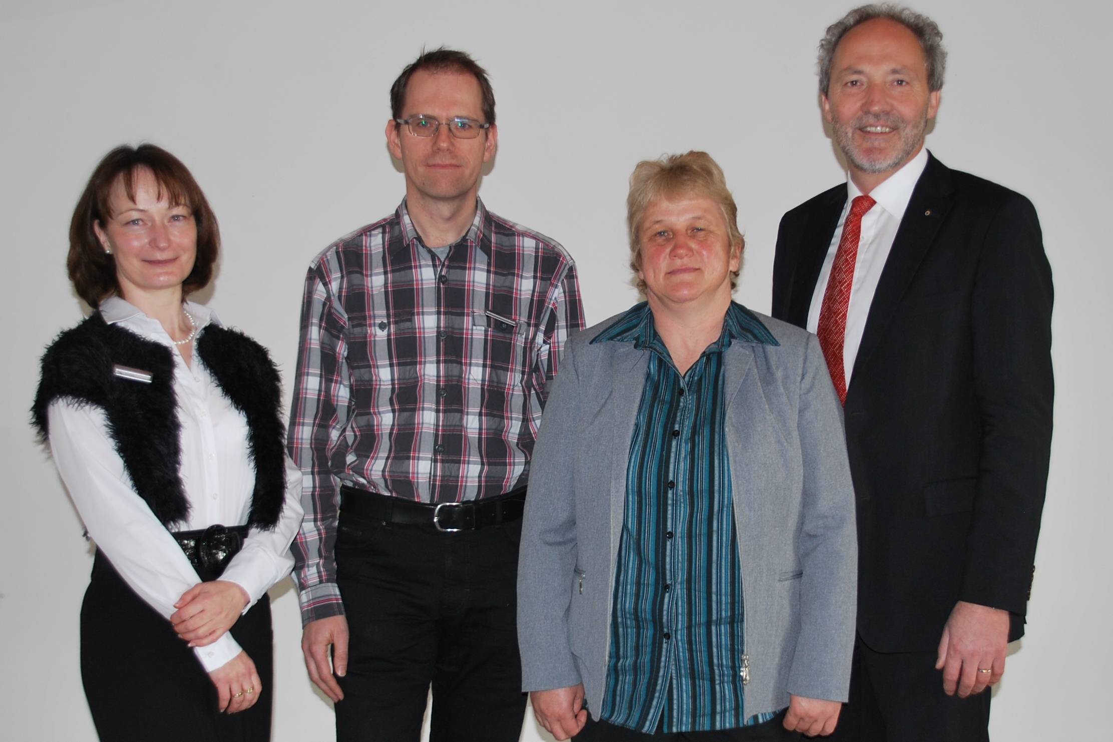 Zum Bild: Für ihre 25-jährige Dienstzeit haben Landrat Hans-Joachim Weirather (rechts), Personalchefin Ingrid Arnold (von links) und Personalratsvorsitzender Frank Rattel Gabriela Wolf ausgezeichnet. Foto: Landratsamt