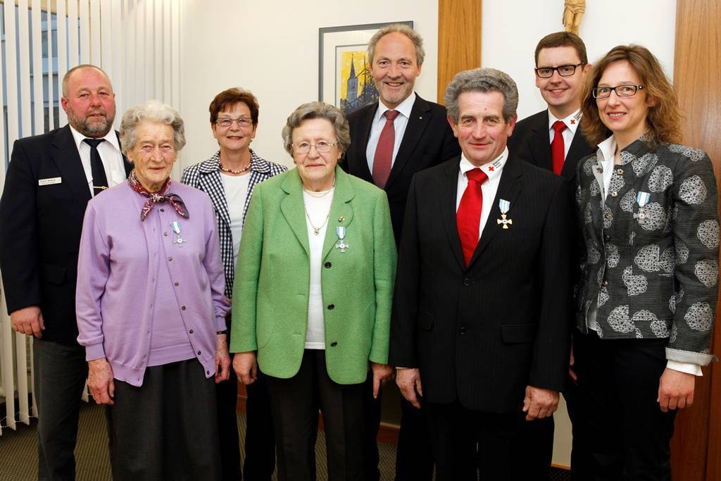 Das BRK-Ehrenzeichen übergab Landrat Hans-Joachim Weirather im Beisein von BRK-Kreisbereitschaftsleiter Rudolf Blessing, Erika Freuding vom Frauenarbeitskreis Mindelheim und BRK-Kreisgeschäftsführer Wilhelm Lehner an Emma Ziegler, Klara Putz, Matthias 