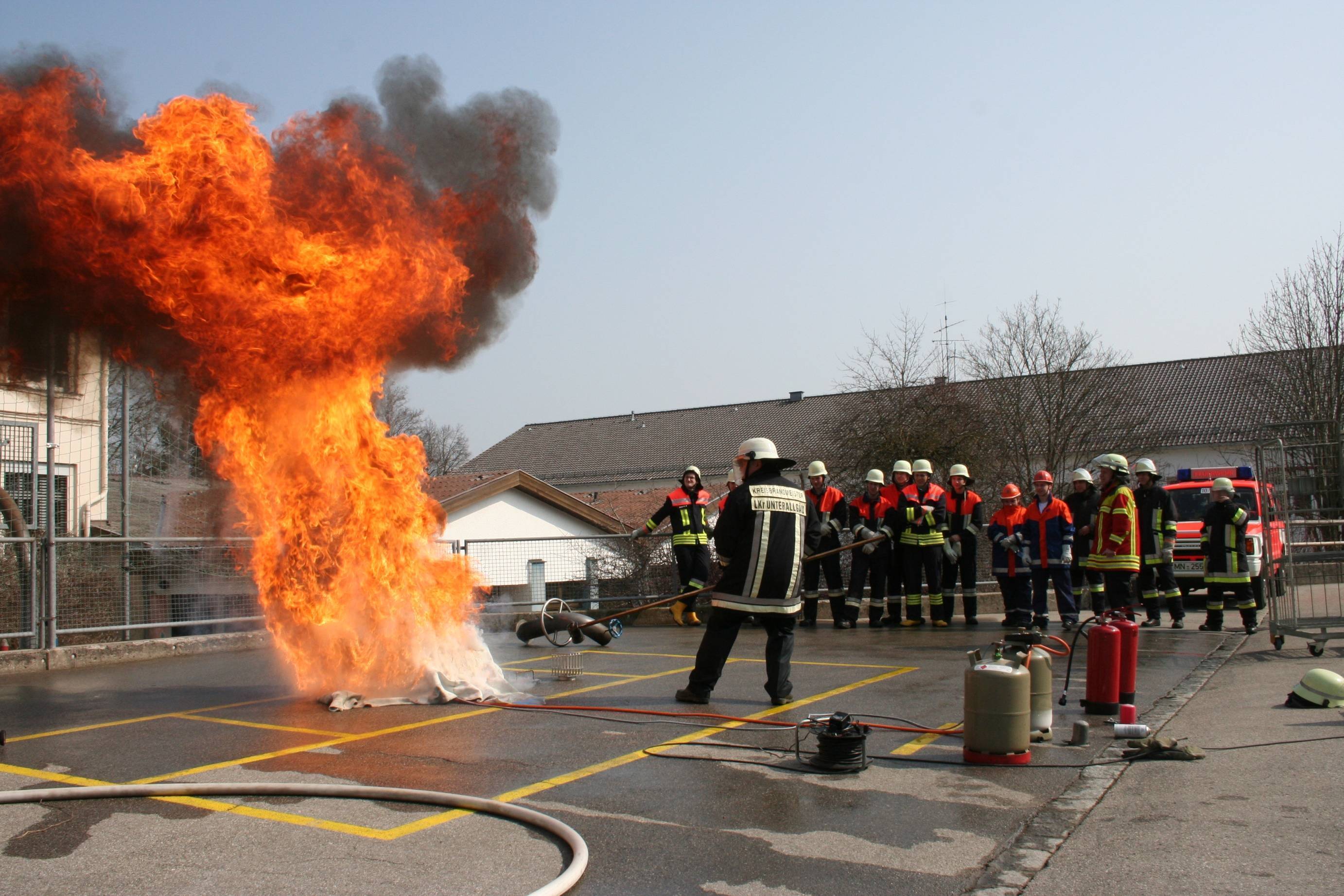 Die Feuerwehr Bad Wörishofen übt für ihre Einsätze mit einem „Firetrainer“. Laut Kreisbrandmeister Giovanni Aichele lassen sich Brände damit besonders realistisch simulieren. Deswegen wird auch bei der Katastrophenschutzübung am 5. Mai mit dem G