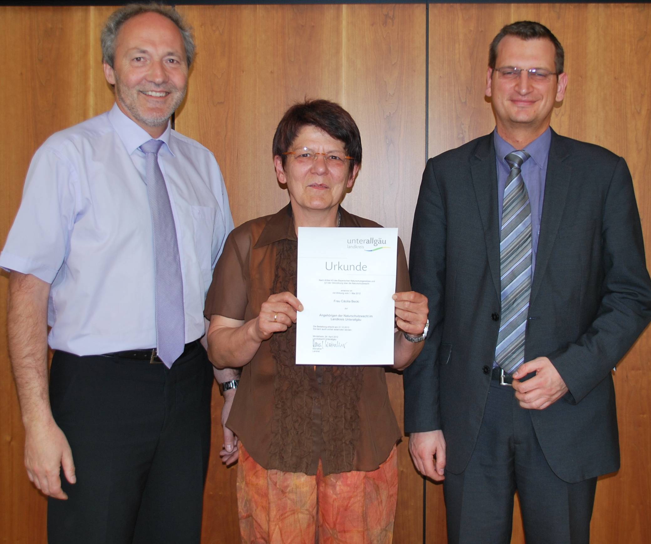 Cäcilia Becki ist neue Naturschutzwächterin im Unterallgäu. Landrat Hans-Joachim Weirather überreichte ihr im Landratsamt Unterallgäu die Ernennungsurkunde und dankte der Türkheimerin zusammen mit Abteilungsleiter Christian Baumann für ihr Engageme