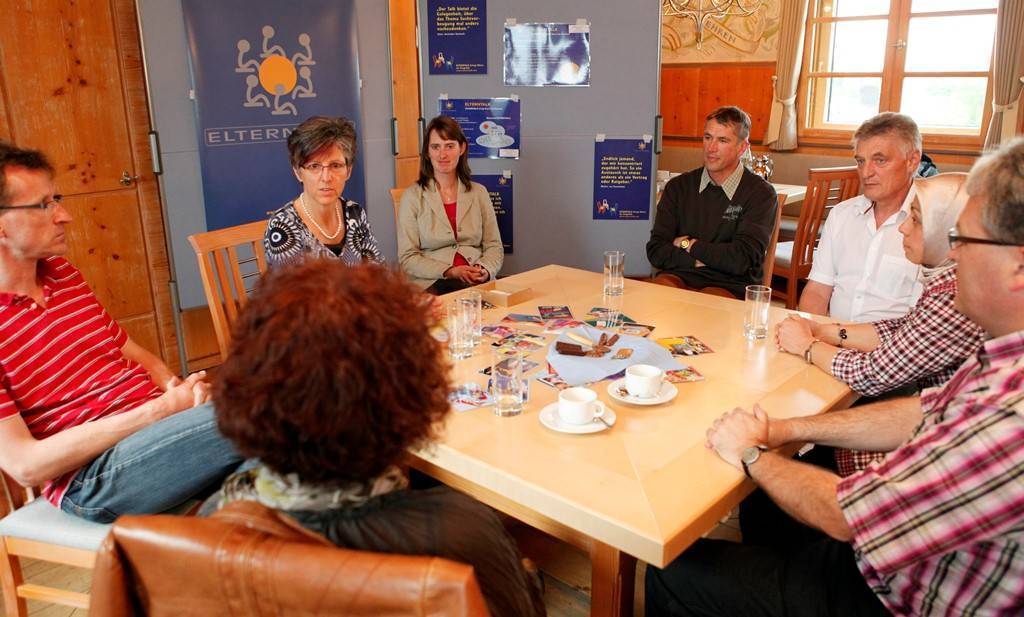 Das Thema Konsum stand im Mittelpunkt des Jubiläums-Elterntalks im Landratsamt mit (von links im Uhrzeigersinn) Jürgen Ziegler, Moderatorin Maria Schillberger, Regionalbeauftragte Stefanie Wagner, Winfried Kohler, Jugendamtsleiter Otto Gaschler, Nurten 