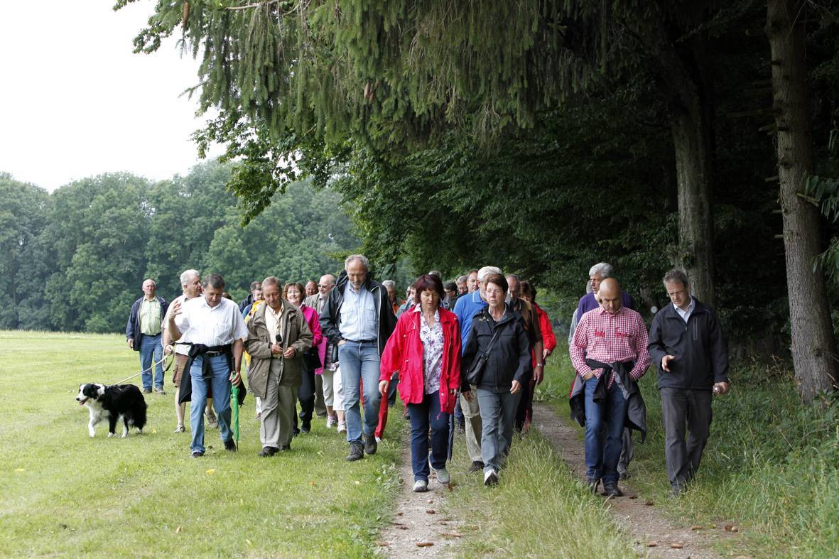 Zum Bild: Zum Jubiläum „40 Jahre Landkreis Unterallgäu“ wanderte Landrat Hans-Joachim Weirather gemeinsam mit Kreisräten und Bürgermeistern über den symbolträchtigen Kohlberg. Dabei erzählte Kreisheimatpfleger Peter Hartmann (erste Reihe, Zweit