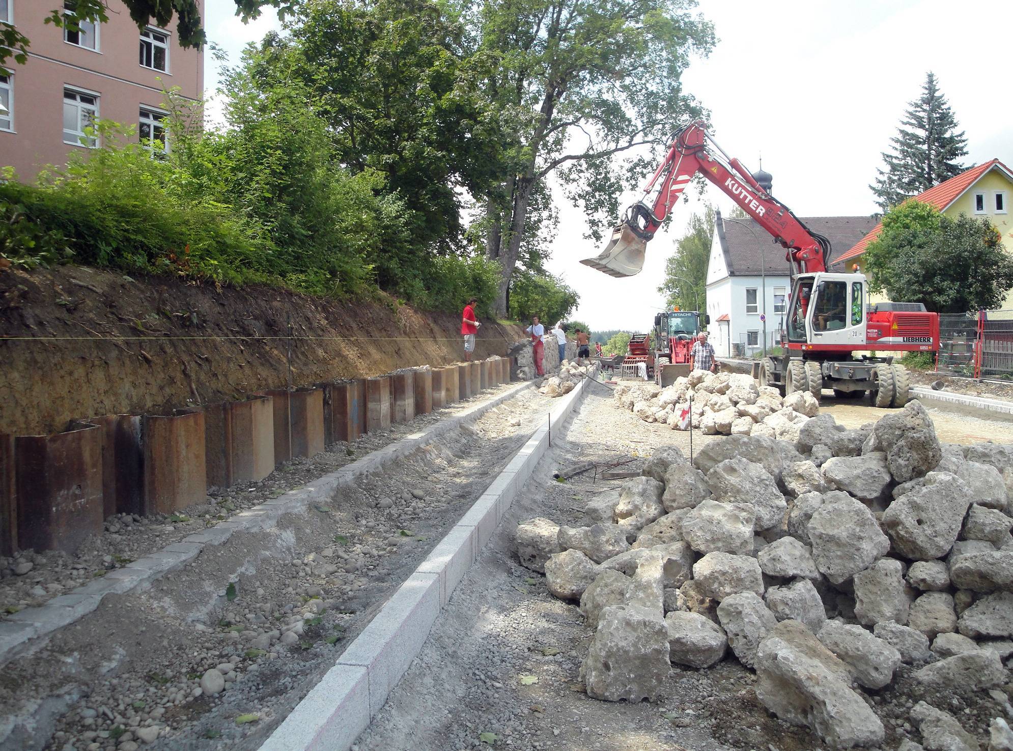 Die Memminger Straße in Ottobeuren wird derzeit ausgebaut. Unter anderem entstehen neue Parkmöglichkeiten und ein Gehweg bei der Kreisklinik. Foto: Landratsamt Unterallgäu