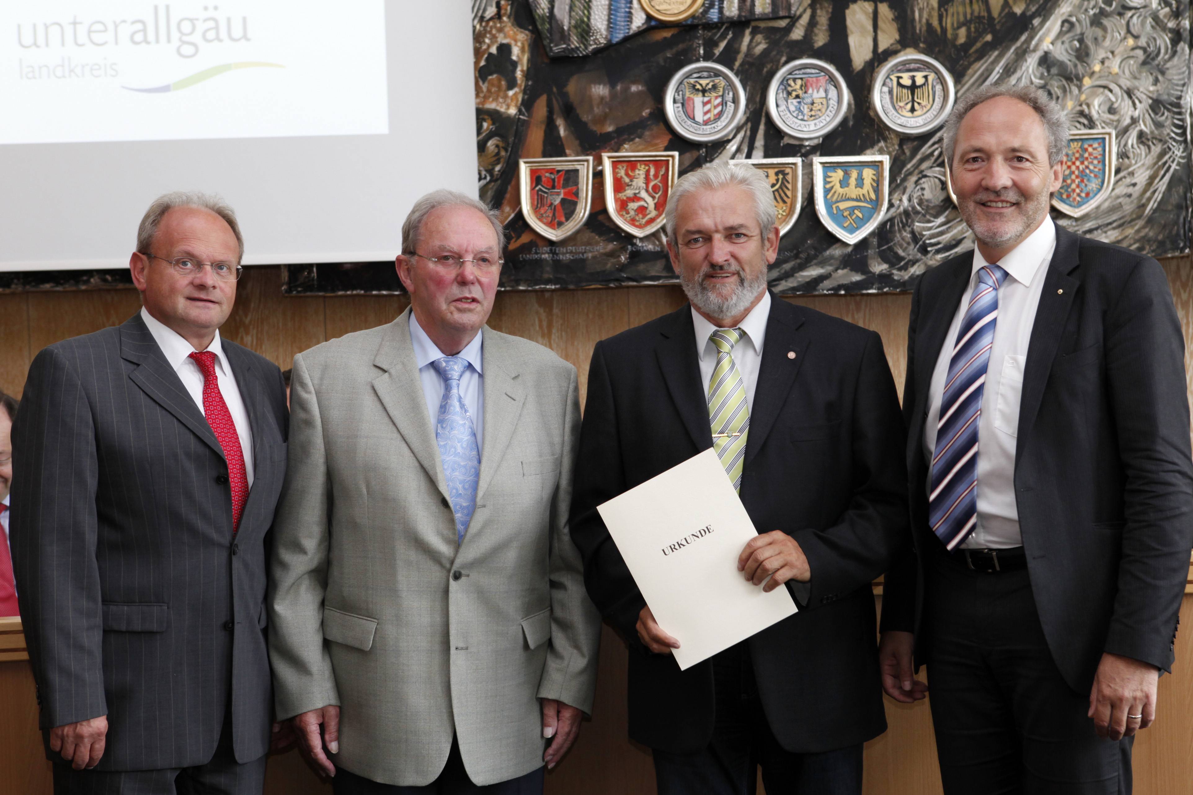 Die kommunale Verdienstmedaille in Bronze händigte Landrat Hans-Joachim Weirather (von rechts) an Altbürgermeister und Kreisrat Silverius Bihler aus. Altbürgermeister und Kreisrat Ludwig Haisch dankte er für sein 40-jähriges Engagement im Kreistag. B