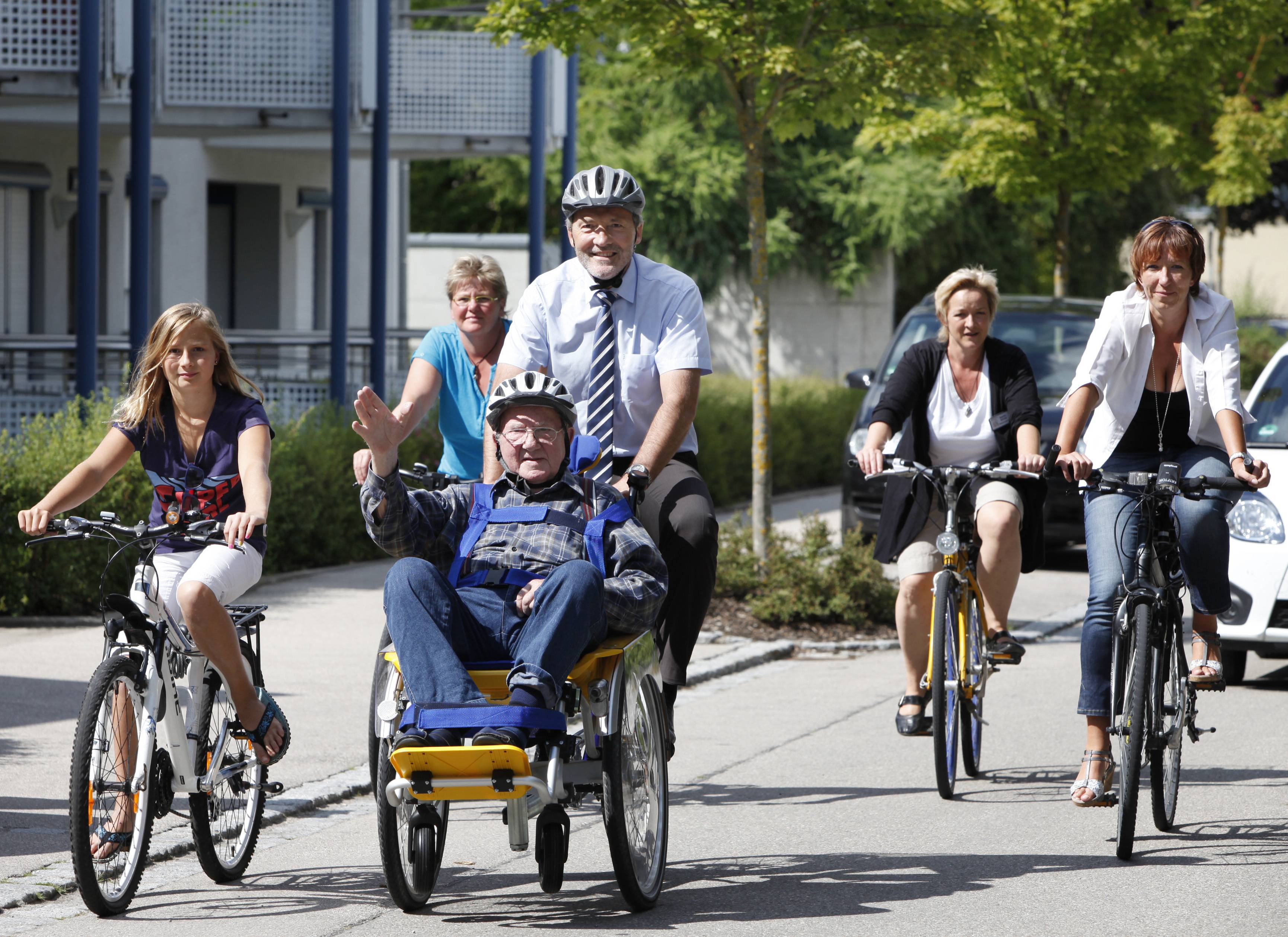 Viel Spaß daran, sich von Landrat Hans-Joachim Weirather mit dem Rollfiets durch Türkheim chauffieren zu lassen, hatte der frühere Bürgermeister von Scherstetten, Erich Höß. Begleitet wurden sie von  Heimleiterin Brigitte Kis und Ideengeberin Sandra