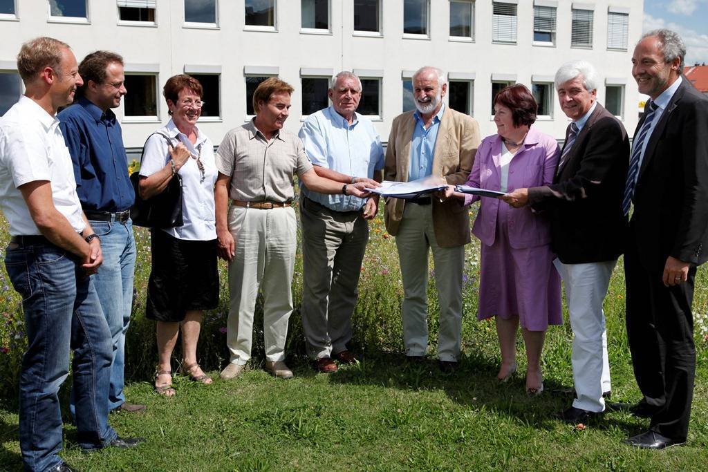 Eine Übersicht über Präventionsangebote der Unterallgäuer und Memminger Sportvereine hat der BLSV-Kreisverband im Rahmen der Seniorenkonzepte von Landkreis Unterallgäu und Stadt Memmingen zusammengestellt und an Ärzte-Vertreter übergeben. Im Bild v