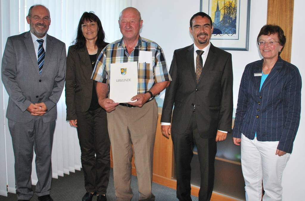 Gebhard Miller aus Oberschönegg (Mitte) ist im Landratsamt Unterallgäu für 25 Jahre ehrenamtliches Wirken als Feldgeschworener ausgezeichnet worden. Zum Jubiläum gratulierten Peter Schwägele, Leiter des Vermessungsamts Memmingen, Sonja Stäger vom La