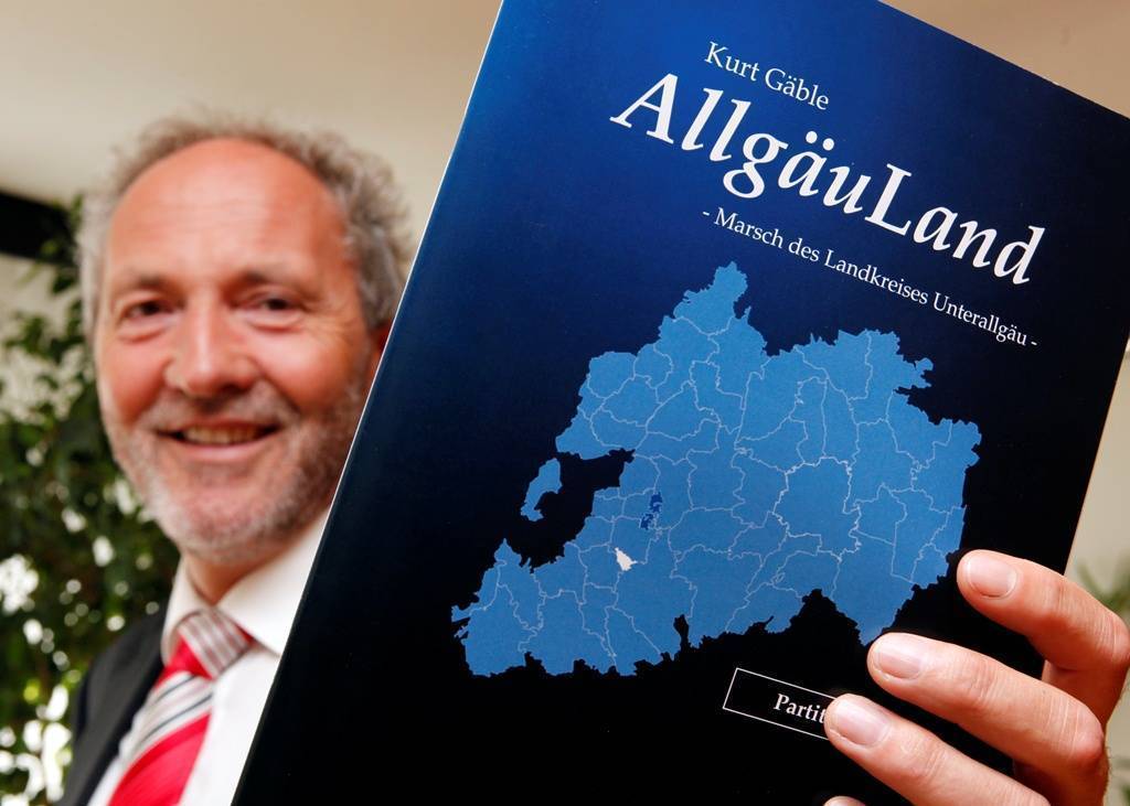 Landrat Hans-Joachim Weirather freut sich auf die Uraufführung des eigens von Kurt Gäble komponierten Marschs „AllgäuLand“ am 30. September.	Foto: Stefanie Vögele/Landratsamt Unterallgäu