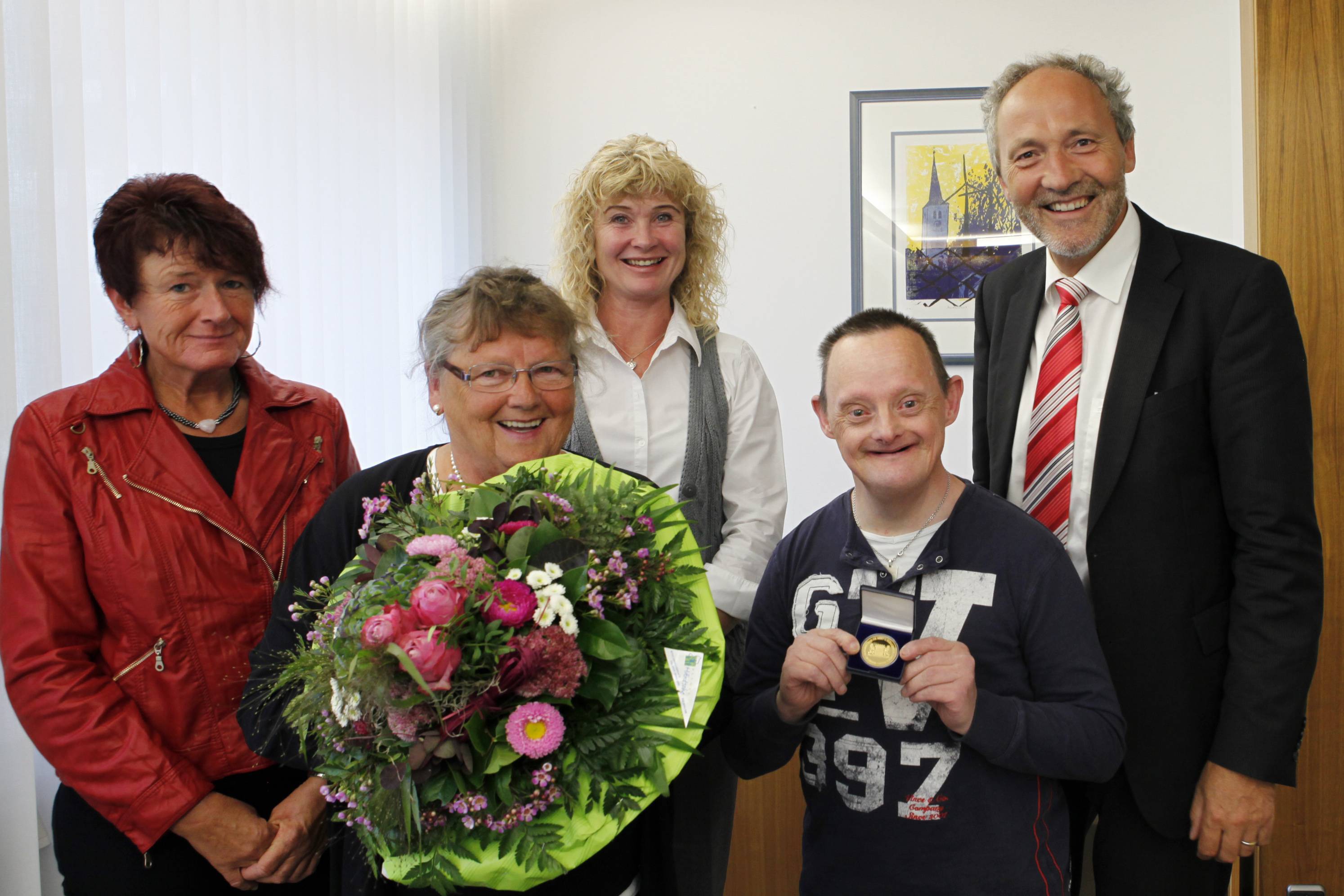 Landrat Hans-Joachim Weirather (rechts) übergab die bayerische Pflegemedaille an Helene Trunsperger (Zweite von links) aus Kettershausen. Mit ihr freuten sich (von links) Marianne Rugel, Bürgermeisterin Gabriele Janowsky und Sohn Karl Trunsperger. 				F