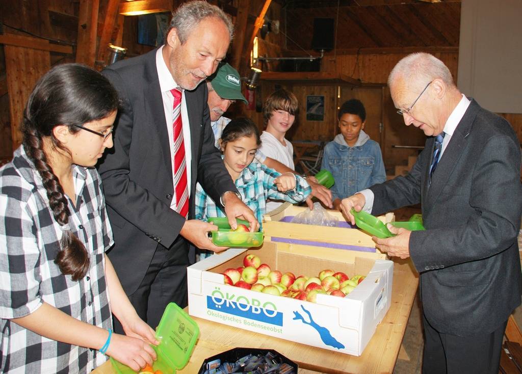 Schüler der Memminger Bismarckschule haben für die rund 1750 Erstklässler in Memmingen und dem Unterallgäu ein gesundes Pausenbrot eingepackt. Landrat Hans-Joachim Weirather und Oberbürgermeister Dr. Ivo Holzinger halfen dabei, die wiederverwendbare 