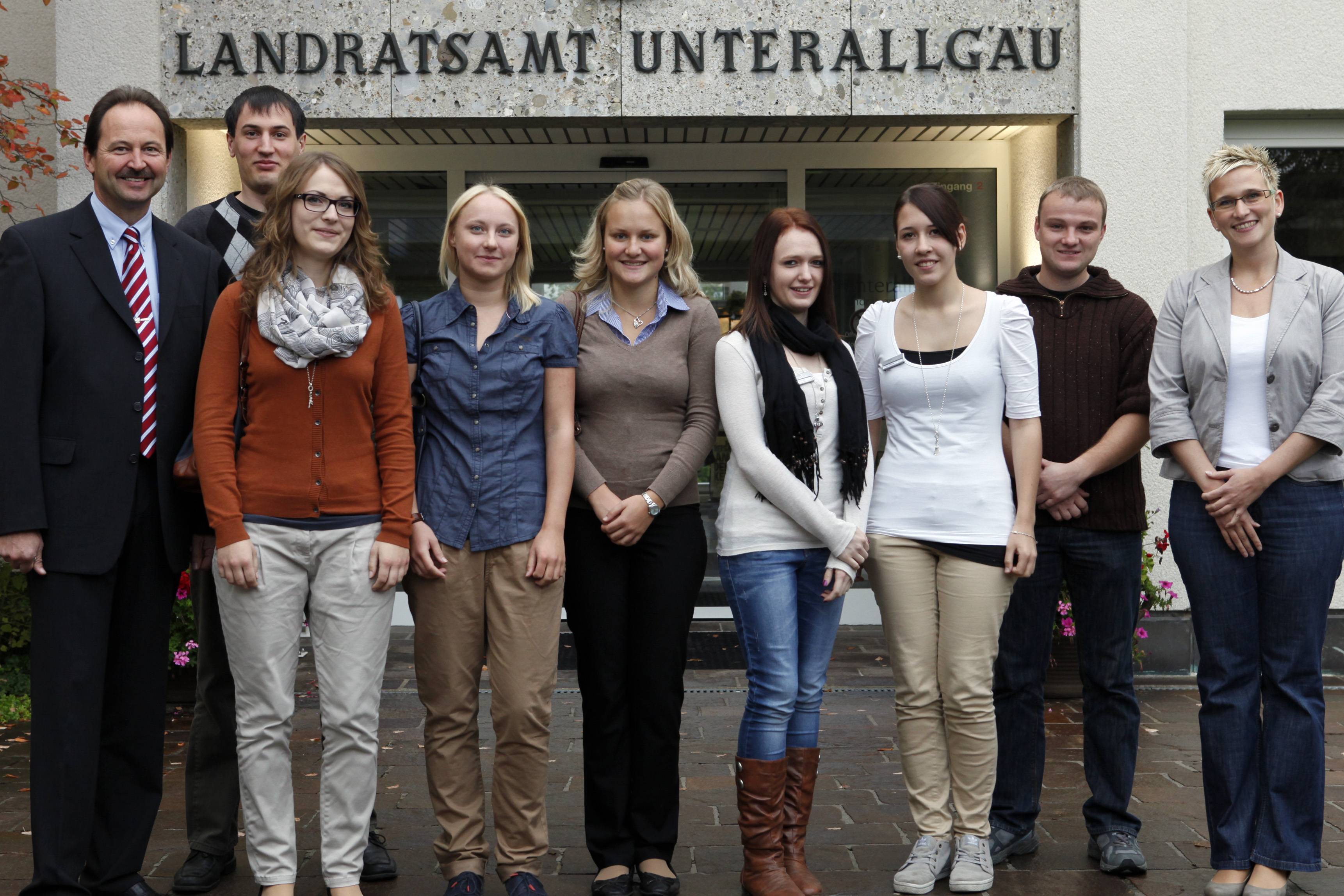 Stellvertretende Personalchefin Verena Vollmar (rechts) sowie Ausbildungsleiter Engelbert Degenhart und sein Stellvertreter Michael Dietrich (von links) begrüßten die neuen Auszubildenden Julia Fuchs, Susanne Link, Sabine Rüger, Julia Satzger, Nadine B