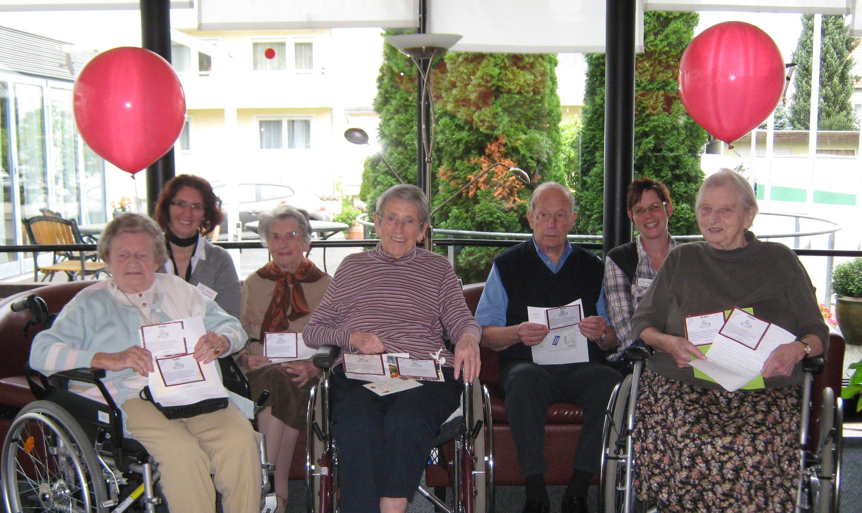 Die Bewohner des Kreis-Seniorenwohnheims Am Anger in Bad Wörishofen freuen sich derzeit über Post aus Italien, Österreich und Deutschland. Nach einer Luftballon-Aktion zum 20-jährigen Bestehen der Einrichtung gehen jetzt die Rückantwortkarten ein. Au