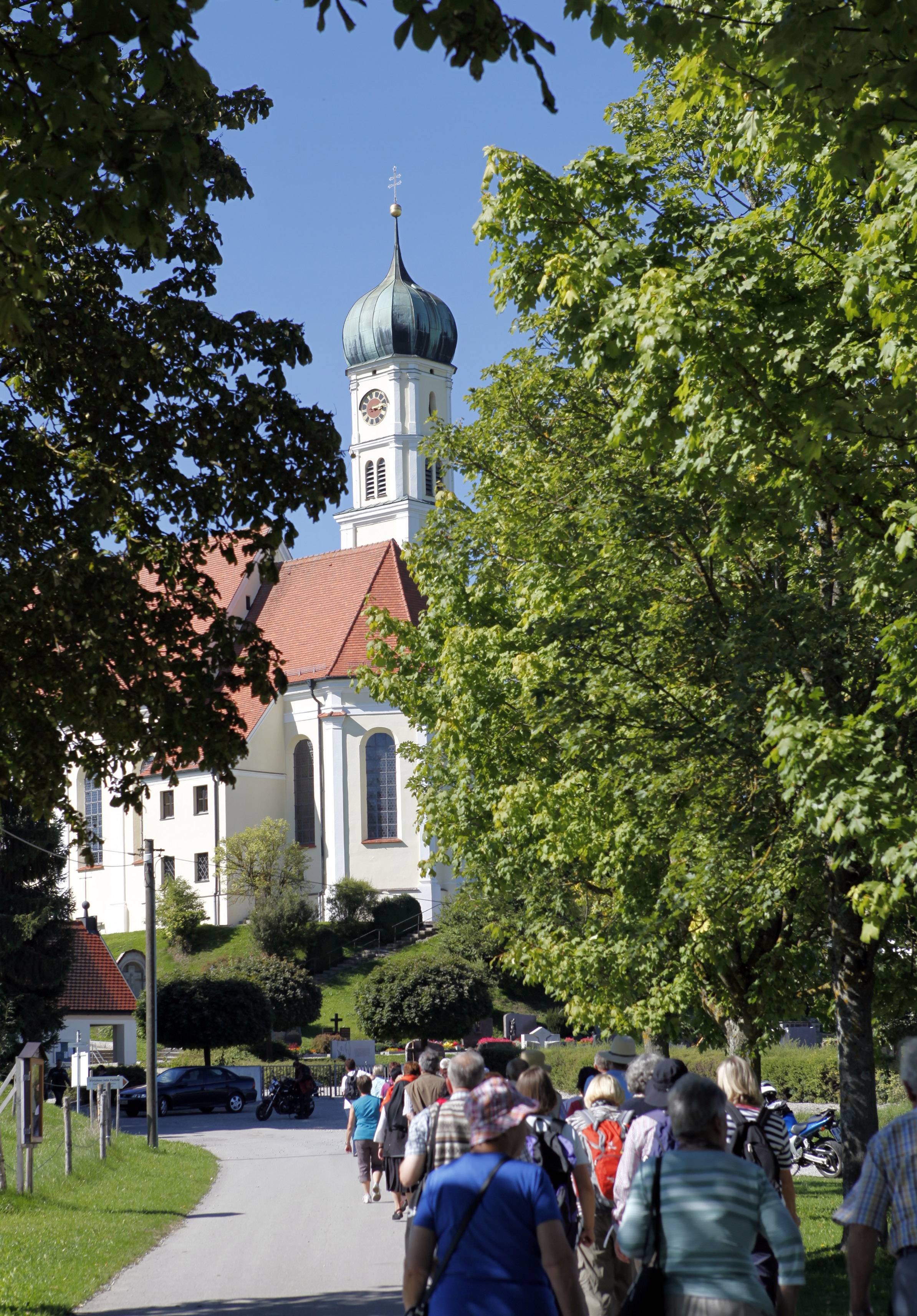 Den eigenen Landkreis besser kennenlernen konnte man in diesem Jahr bei den zahlreichen Veranstaltungen zum Landkreis-Jubiläum. Unser Bild entstand bei einem Wallfahrtstag vor der Wallfahrtskirche Kirchsiebnach. Foto: Stefanie Vögele/Landratsamt