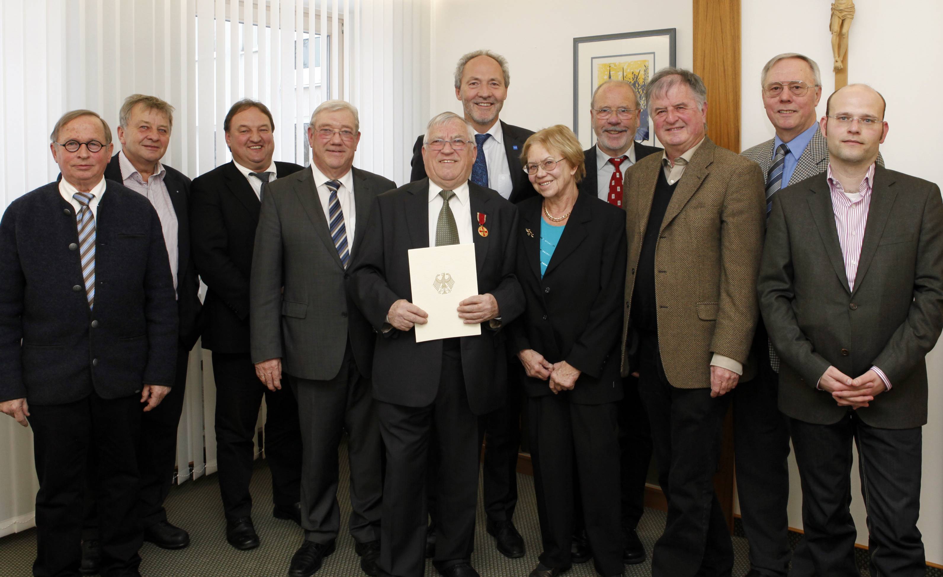 Die Verdienstmedaille des Verdienstordens der Bundesrepublik Deutschland hat Landrat Hans-Joachim Weirather an Josef Hölzle aus Pfaffenhausen überreicht. Mit dem Geehrten freuten sich (von links) die Bürgermeister Alois Hölzle, Hans Weigele und Roland