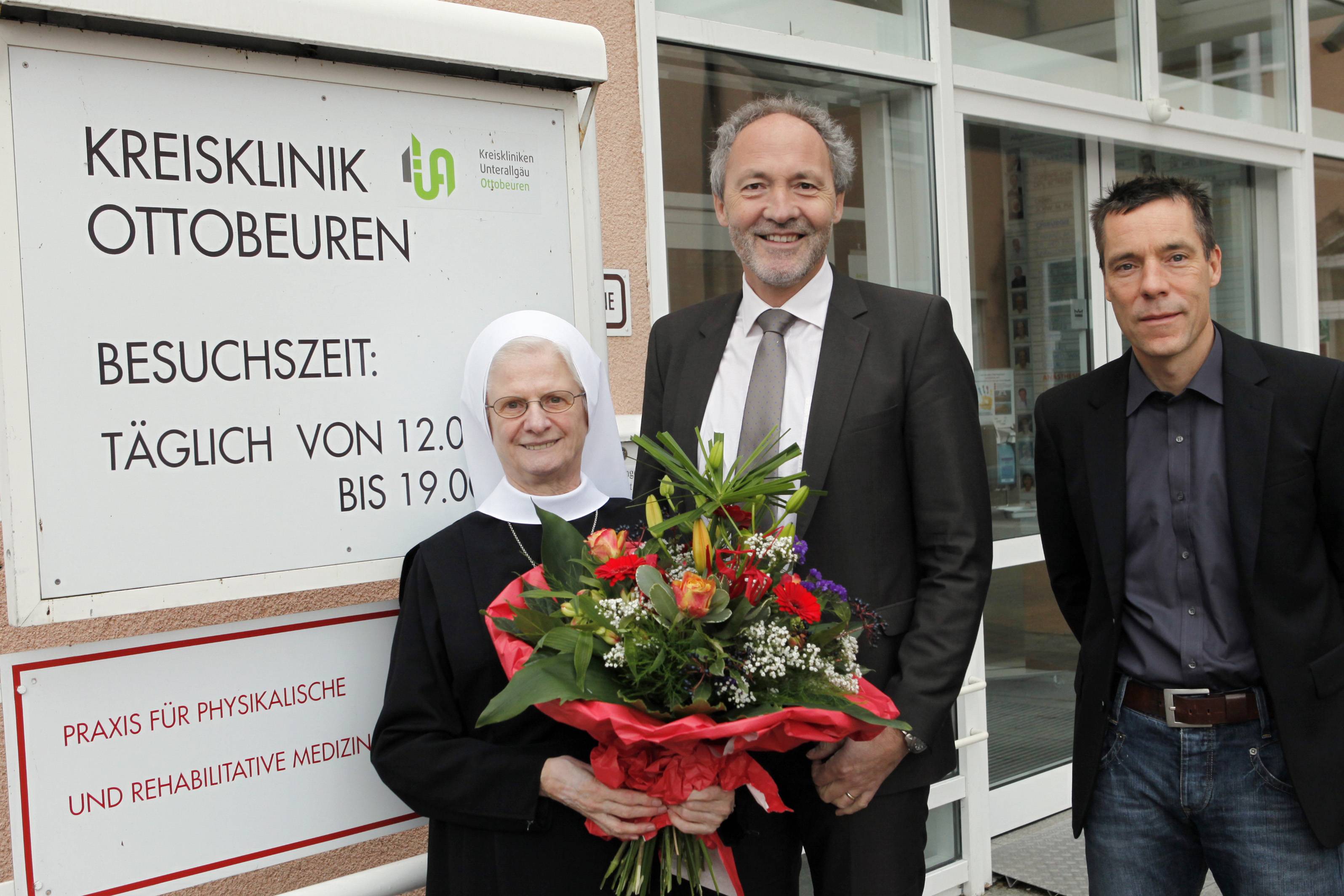 Seit 30 Jahren ist Schwester Pia Lebschi in der Kreisklinik Ottobeuren tätig. Landrat Hans-Joachim Weirather und Chefarzt Dr. Tilman Eßlinger bedankten sich bei ihr im Namen aller Mitarbeiter und Patienten für ihren unermüdlichen Einsatz.