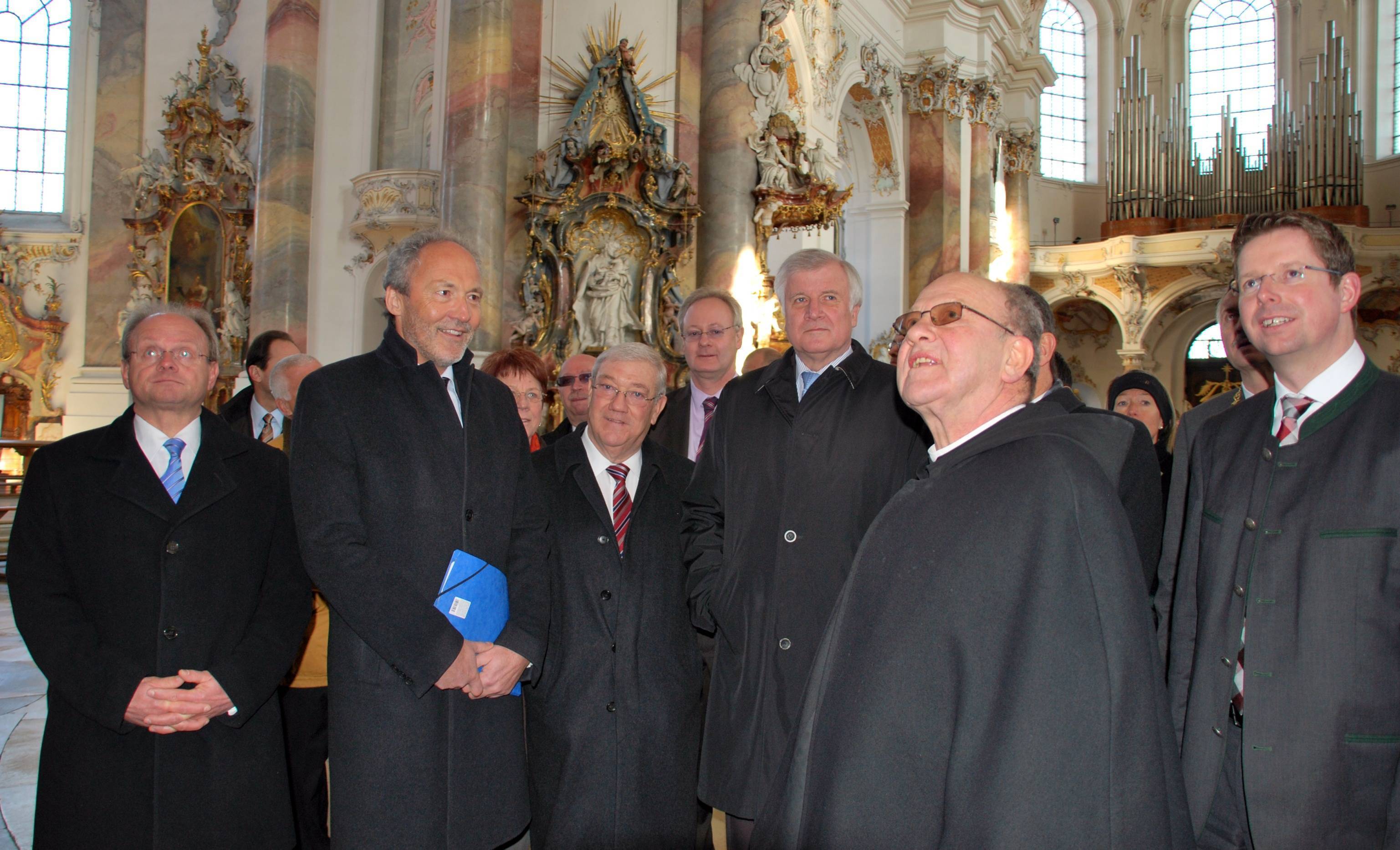 Abt Paulus Weigele (obiges Bild, Zweiter von rechts) zeigte Ministerpräsident Horst Seehofer (Dritter von rechts) die Ottobeurer Benediktinerabtei. Nach dem Rundgang mit Landrat Hans-Joachim Weirather (Zweiter von links) und Politikern der Region durch B