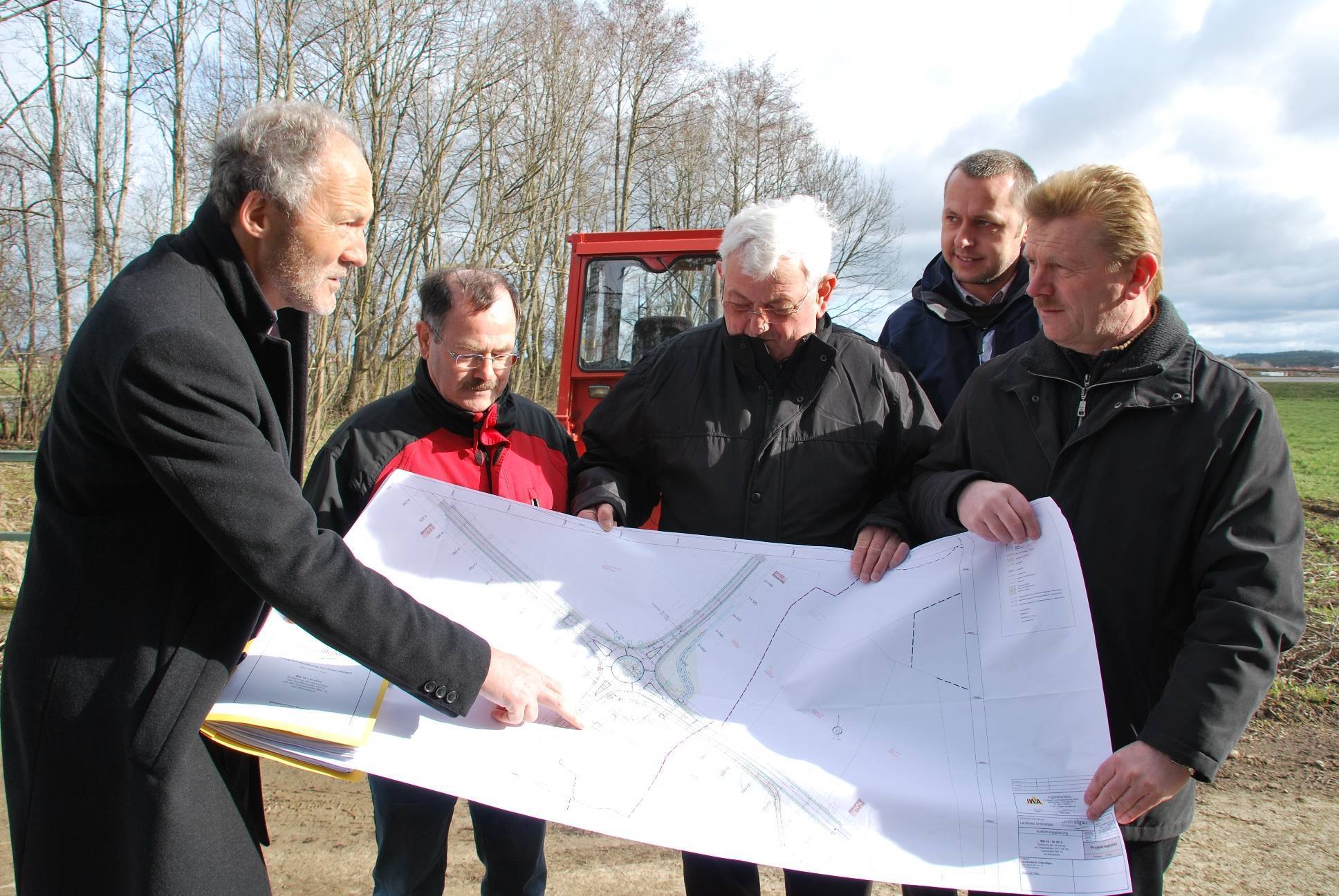 Landrat Hans-Joachim Weirather, Dietmar Birk vom Staatlichen Bauamt Kempten, Peter Groll von der Firma Kutter sowie Karl-Heinz Eierle und Walter Pleiner vom Tiefbauamt am Landratsamt Unterallgäu (von links) informierten bei einem Ortstermin über die nun