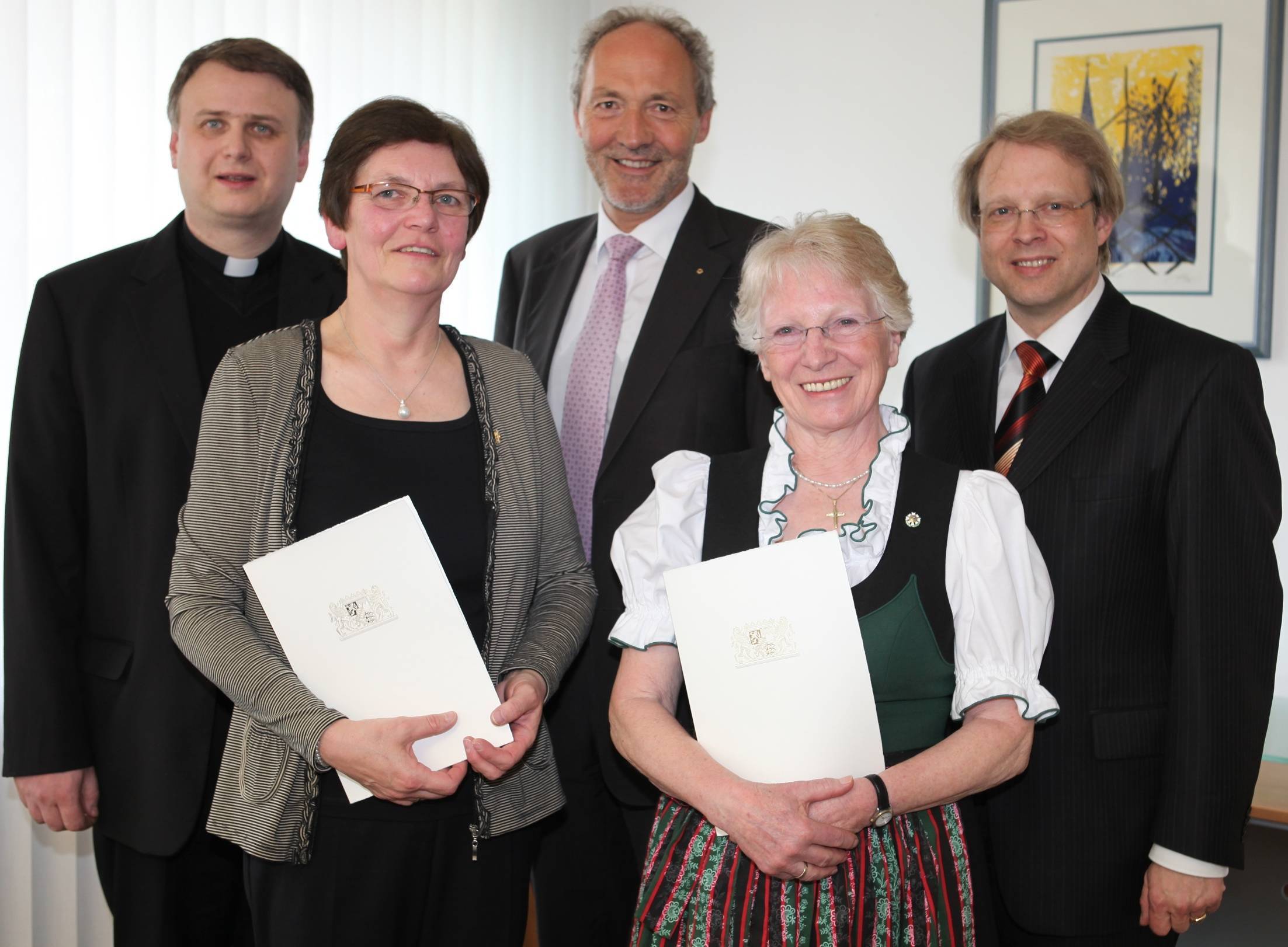 Landrat Hans-Joachim Weirather (Mitte) hat Elisabeth Beggel (links) und Marlene Wölfle aus Mindelheim das Ehrenzeichen des bayerischen Ministerpräsidenten für Verdienste im Ehrenamt verliehen. Zu der Auszeichnung gratulierten auch Mindelheims Bürgerme