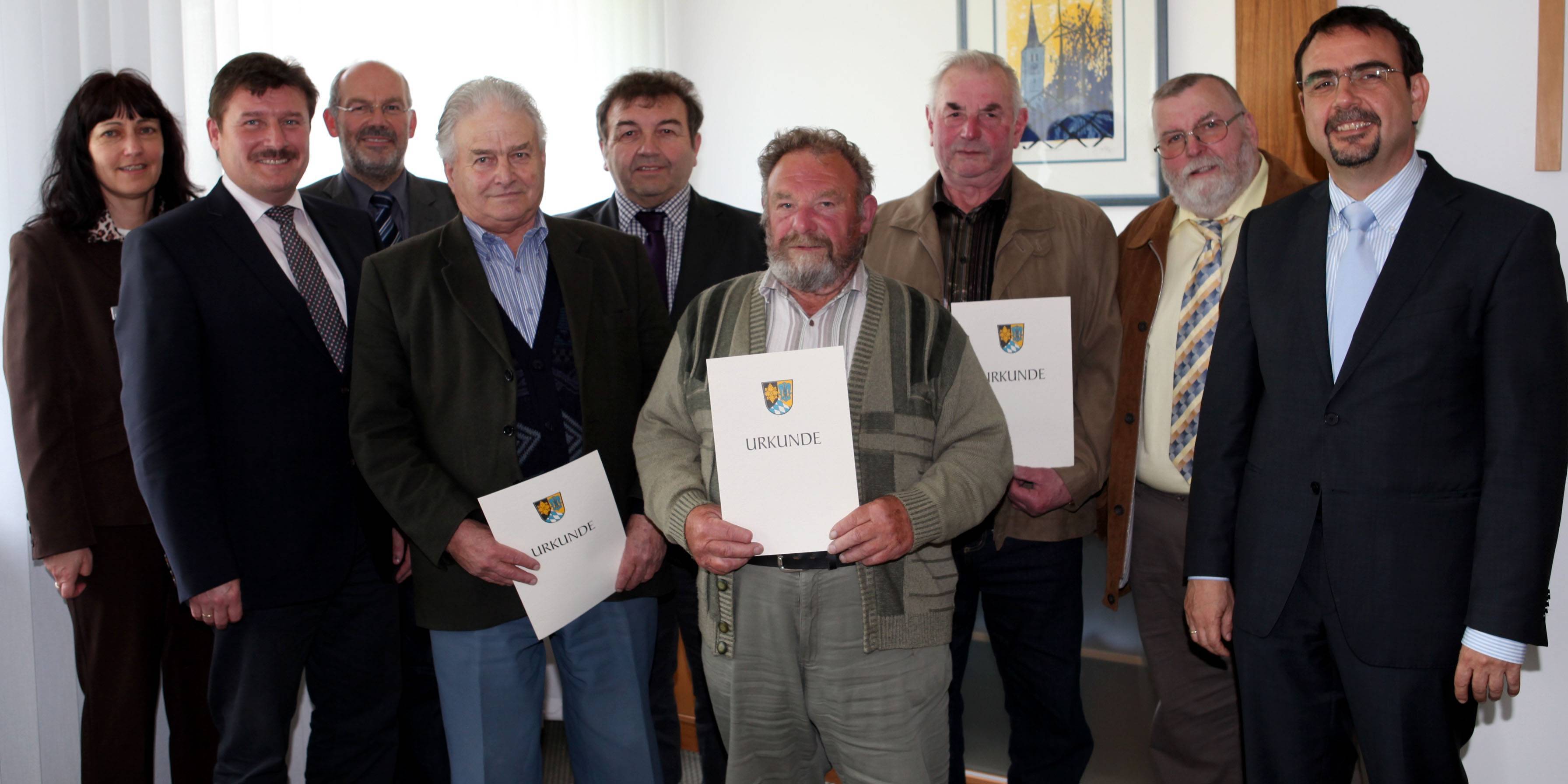 Xaver Miller aus Eppishausen, Jakob Engstle aus Kirchheim und Johann Strodel aus Markt Wald (von links) sind im Landratsamt in Mindelheim für 40 Jahre Tätigkeit als Feldgeschworene mit Ehrenurkunden ausgezeichnet worden. Stellvertretender Landrat Klaus 