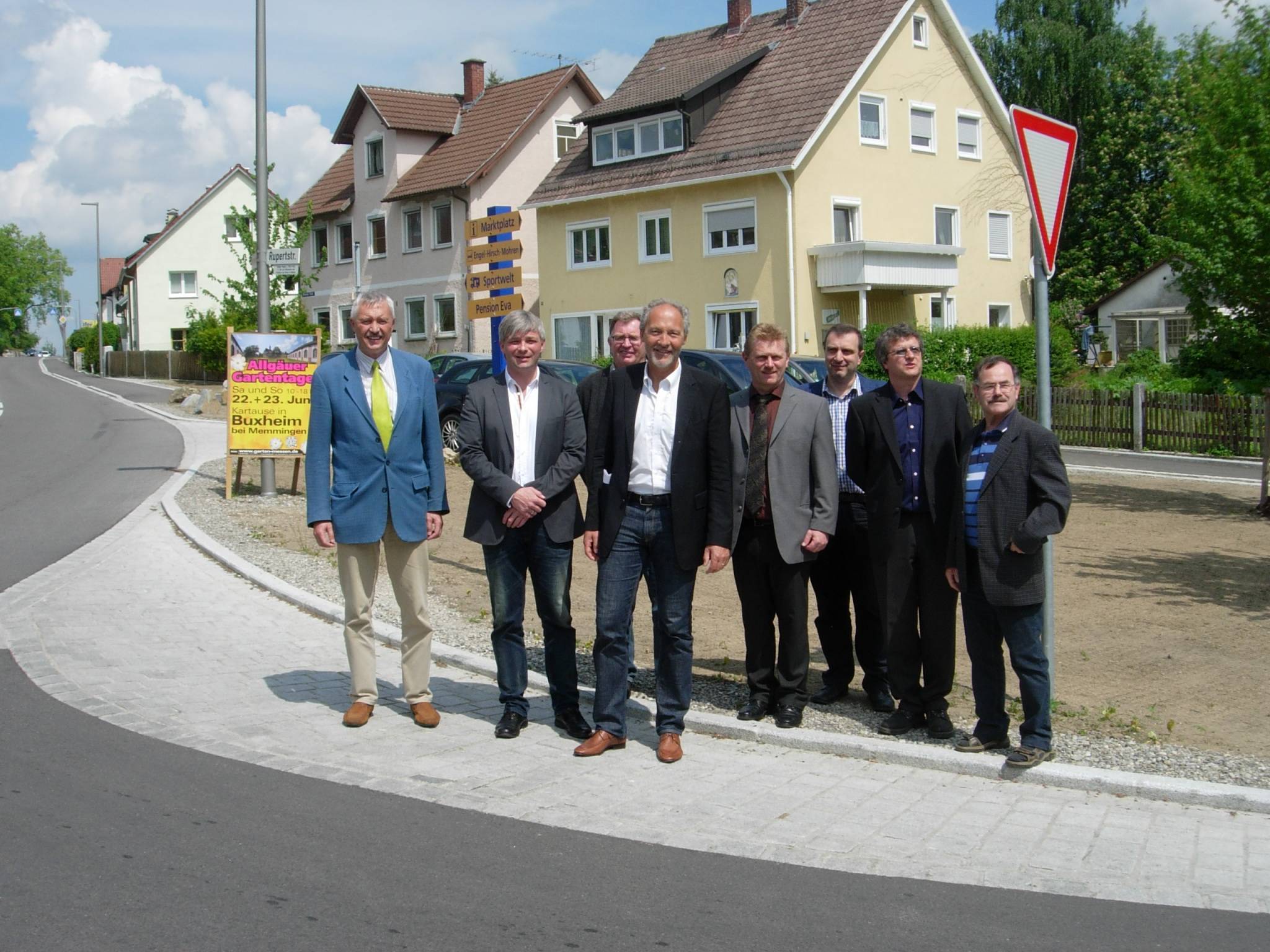 Die Bauarbeiten an Ortsdurchfahrt und Rupertstraße in Ottobeuren sind abgeschlossen. Unser Bild zeigt Bürgermeister Bernd Schäfer, Peter Groll von der Baufirma Kutter, Josef Merk vom Staatlichen Bauamt Kempten, Landrat Hans-Joachim Weirather, Tiefbauam