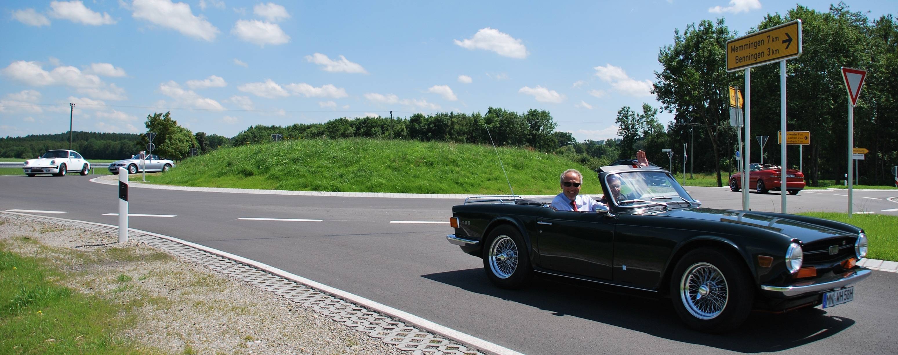 Landrat Hans-Joachim Weirather und weitere Gäste der Verkehrsfreigabe weihten die neue Strecke mit einer Fahrt im Oldtimer ein. Foto: Sylvia Rustler/Landratsamt