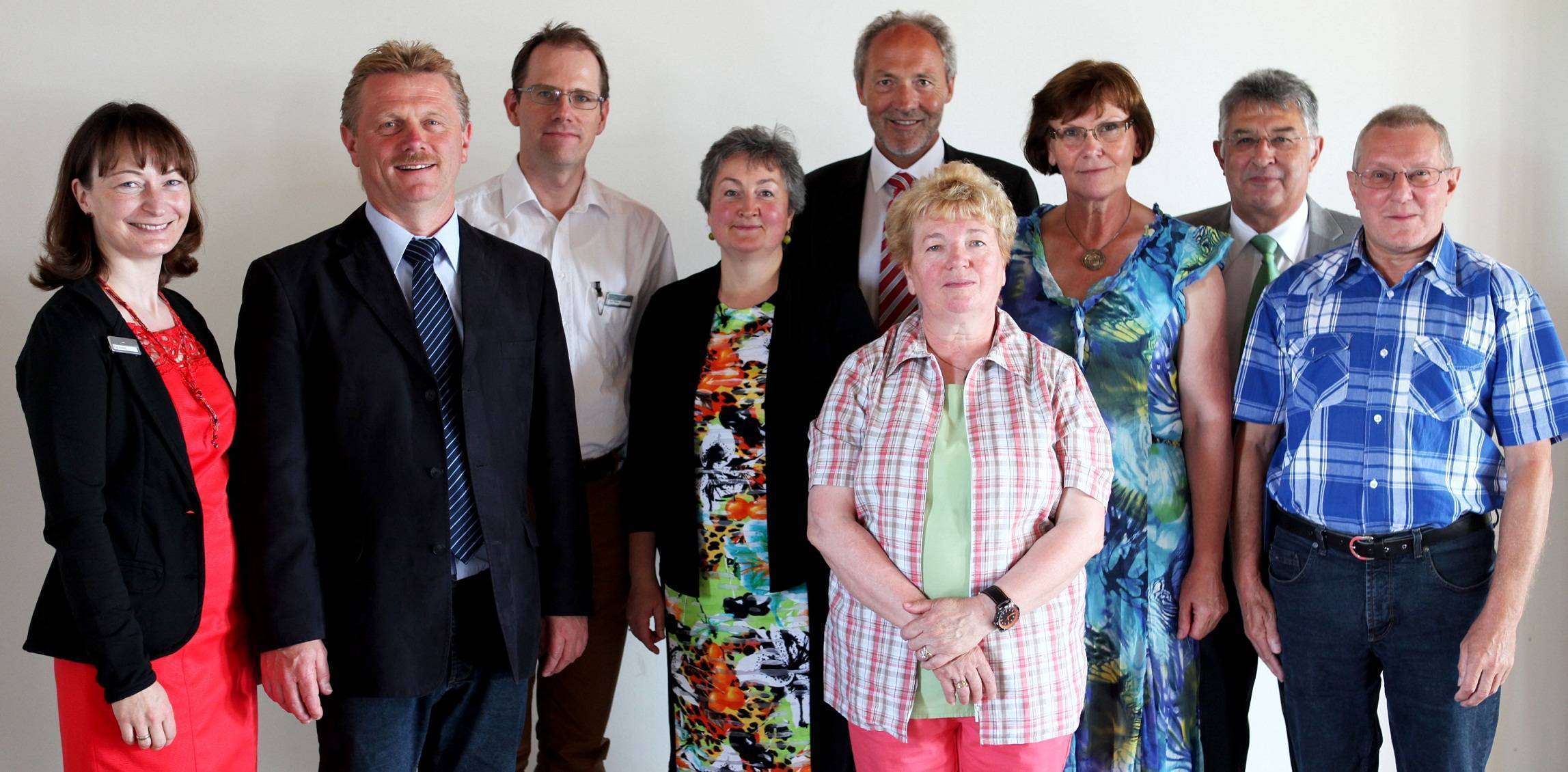 Unser Bild zeigt von links Ingrid Arnold, Walter Pleiner, Frank Rattel, Elfriede Baur, Landrat Hans-Joachim Weirather, Cäcilia Gisa, Maria Pfeifer, Josef Strobel und Werner Wöhl. Foto: Landratsamt