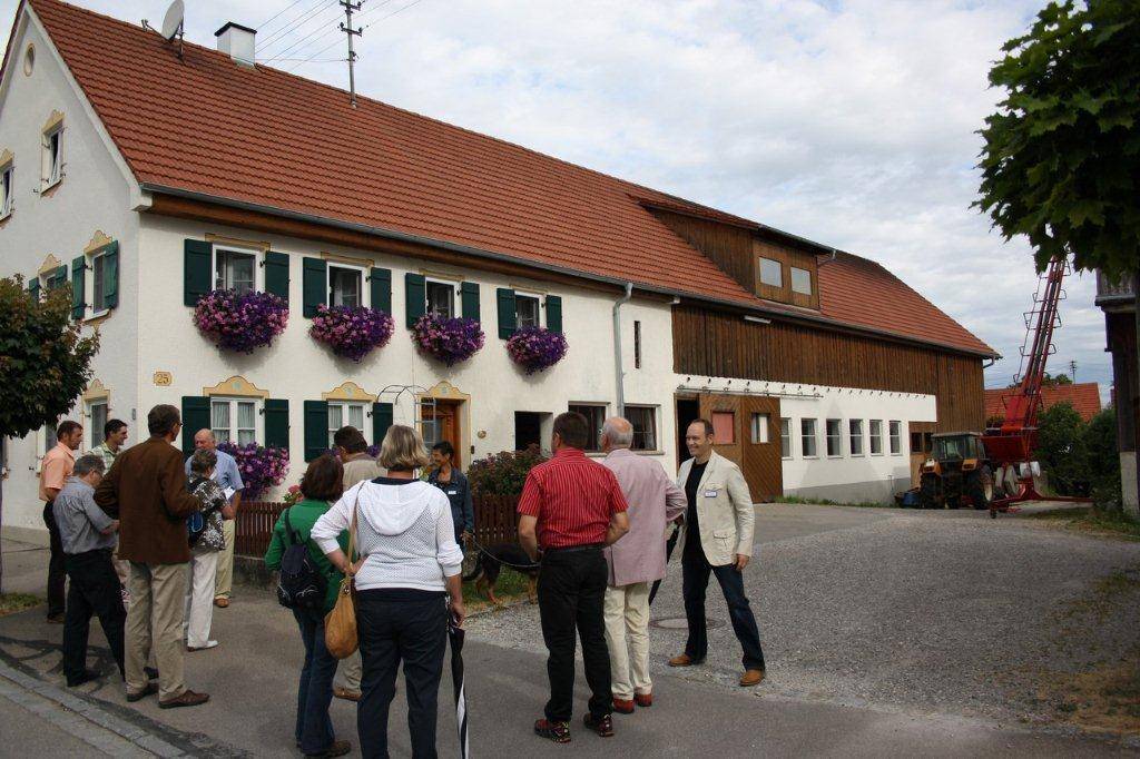 Unsere Bilder zeigen mit vielen Blumen verschönerte Höfe in Kirchheim, Niederdorf und Traunried (von oben).