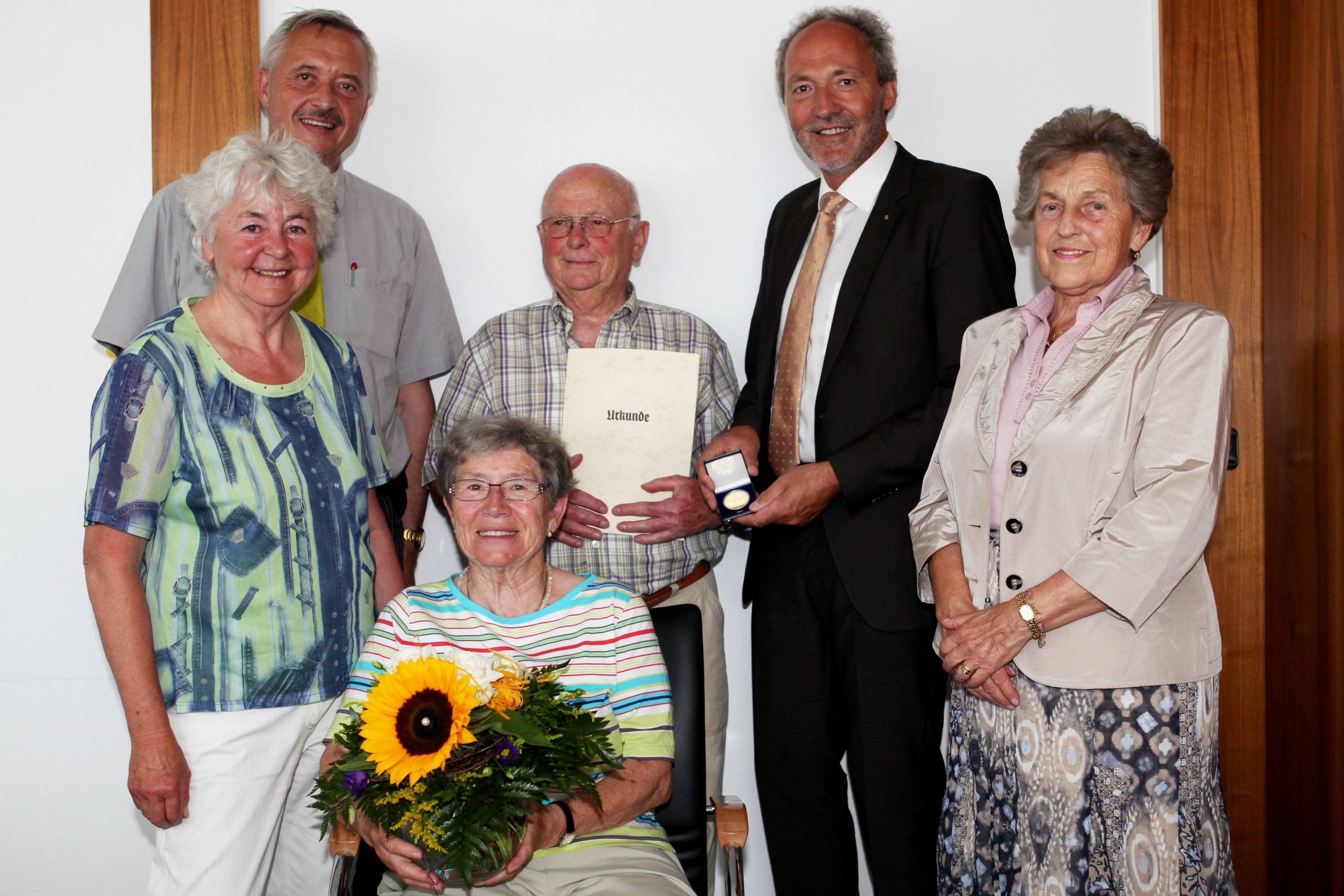 Georg Enderle aus Ottobeuren ist mit der bayerischen Pflegemedaille ausgezeichnet worden. Unser Bild zeigt Kreisrätin Doris Kienle, Ottobeurens Bürgermeister Bernd Schäfer, Ida Enderle, Georg Enderle, Landrat Hans-Joachim Weirather und Anneliese Rinnin