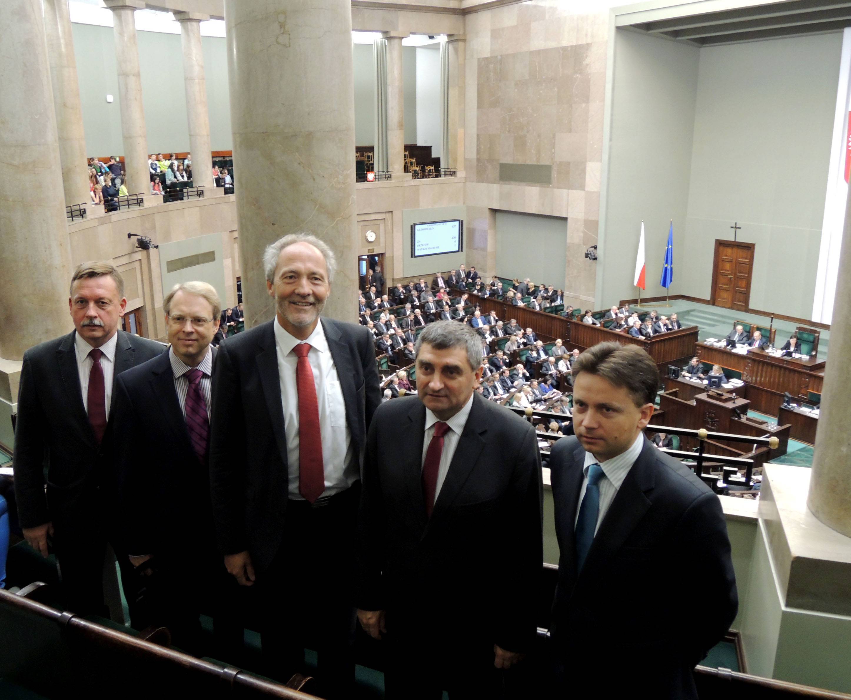 Die Delegation aus dem Unterallgäu besuchte auch das Parlament in Warschau. Im Bild (von links) Jurek Ptak, Dr. Stephan Winter, Hans-Joachim Weirather, Senator Marian Poślednik und Landrat Robert Marcinkowski. Foto: Landratsamt/Degenhart