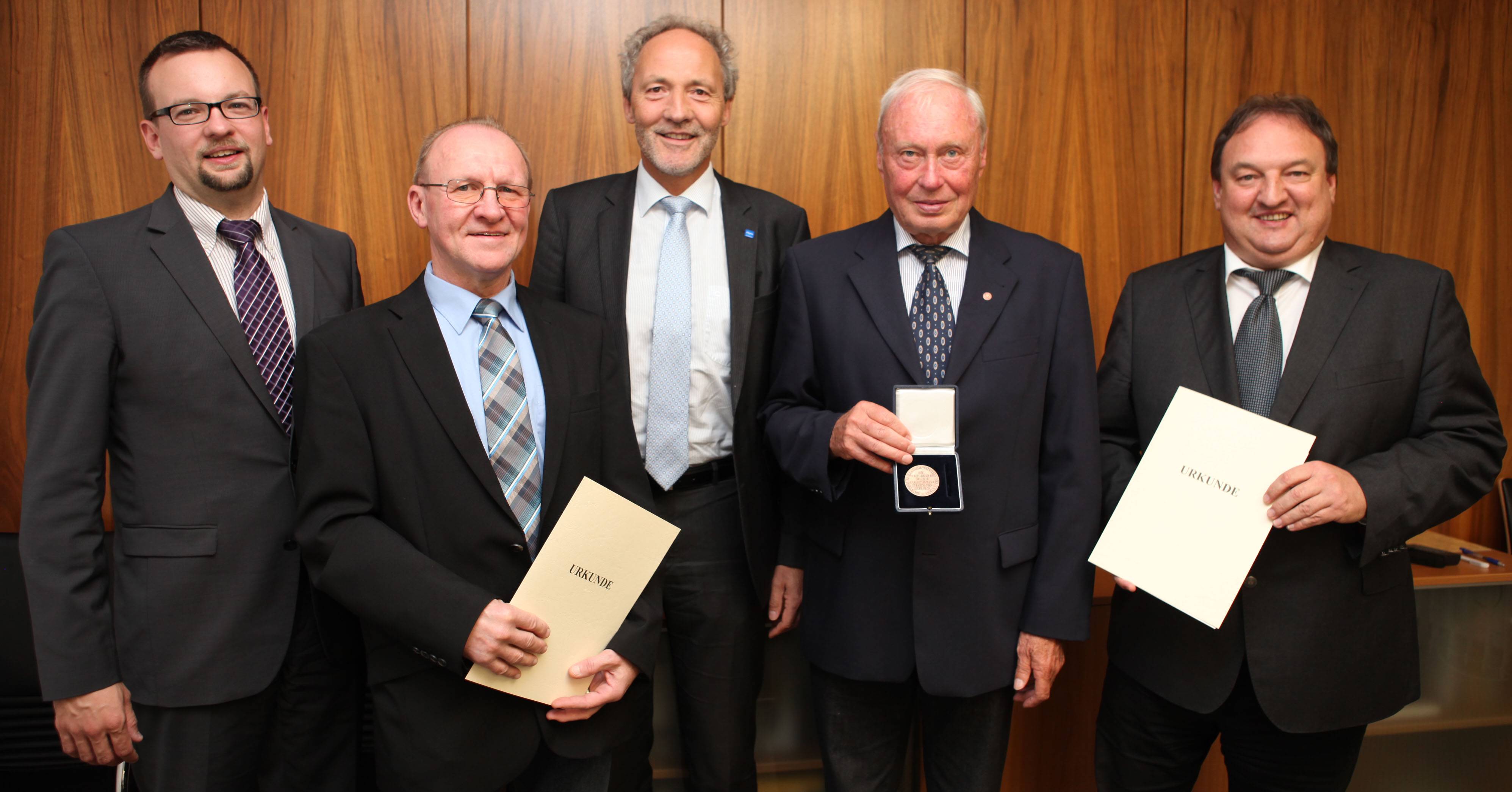 Unser Foto zeigt Türkheims Bürgermeister Sebastian Seemüller, Walter Fritsch, Landrat Hans-Joachim Weirather, Gebhard Rampp und Roland Krieger, Bürgermeister in Pfaffenhausen, Roland Krieger (von links).