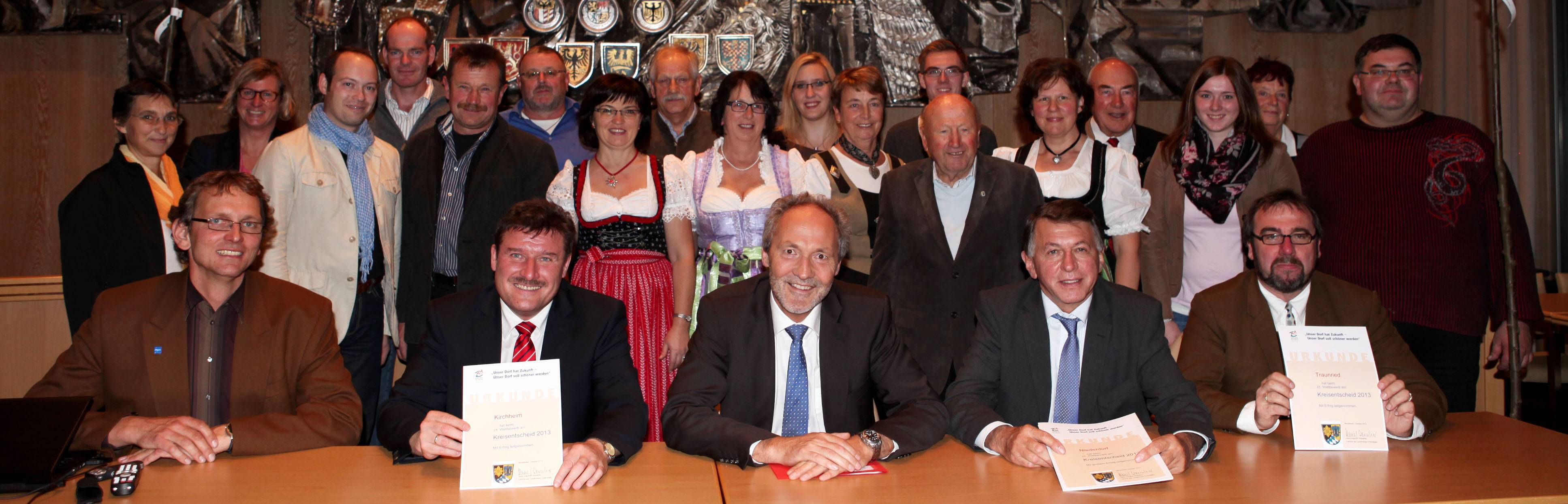 Viele engagierte Bürger haben sich beim diesjährigen Dorfwettbewerb eingebracht. Unser Bild zeigt Kreisfachberater Markus Orf, Kirchheims Bürgermeister Hermann Lochbronner, Landrat Hans-Joachim Weirather, Wolfertschwendens Bürgermeister Karl Fleschhut