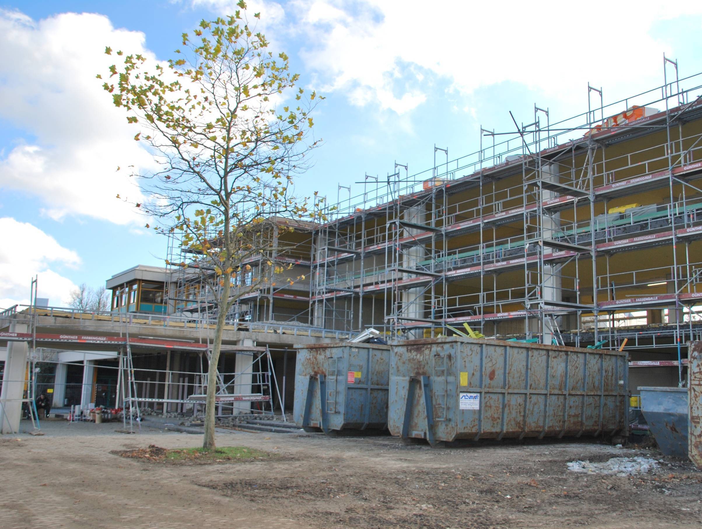 Das Gymnasium in Türkheim wird für 13 Millionen Euro generalsaniert. Große Teile der Fassade wurden abgebrochen und werden derzeit erneuert.