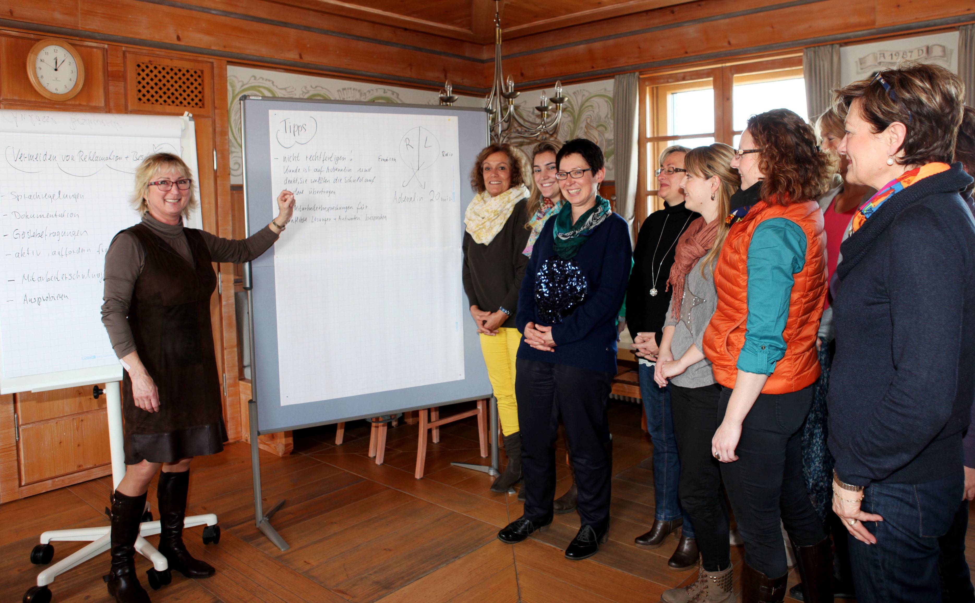 Renate Linkenbach (links) erklärte den Mitarbeiterinnen von Touristinformationen, wie sie mit Beschwerden am besten umgehen. Foto: Landratsamt/Büchele