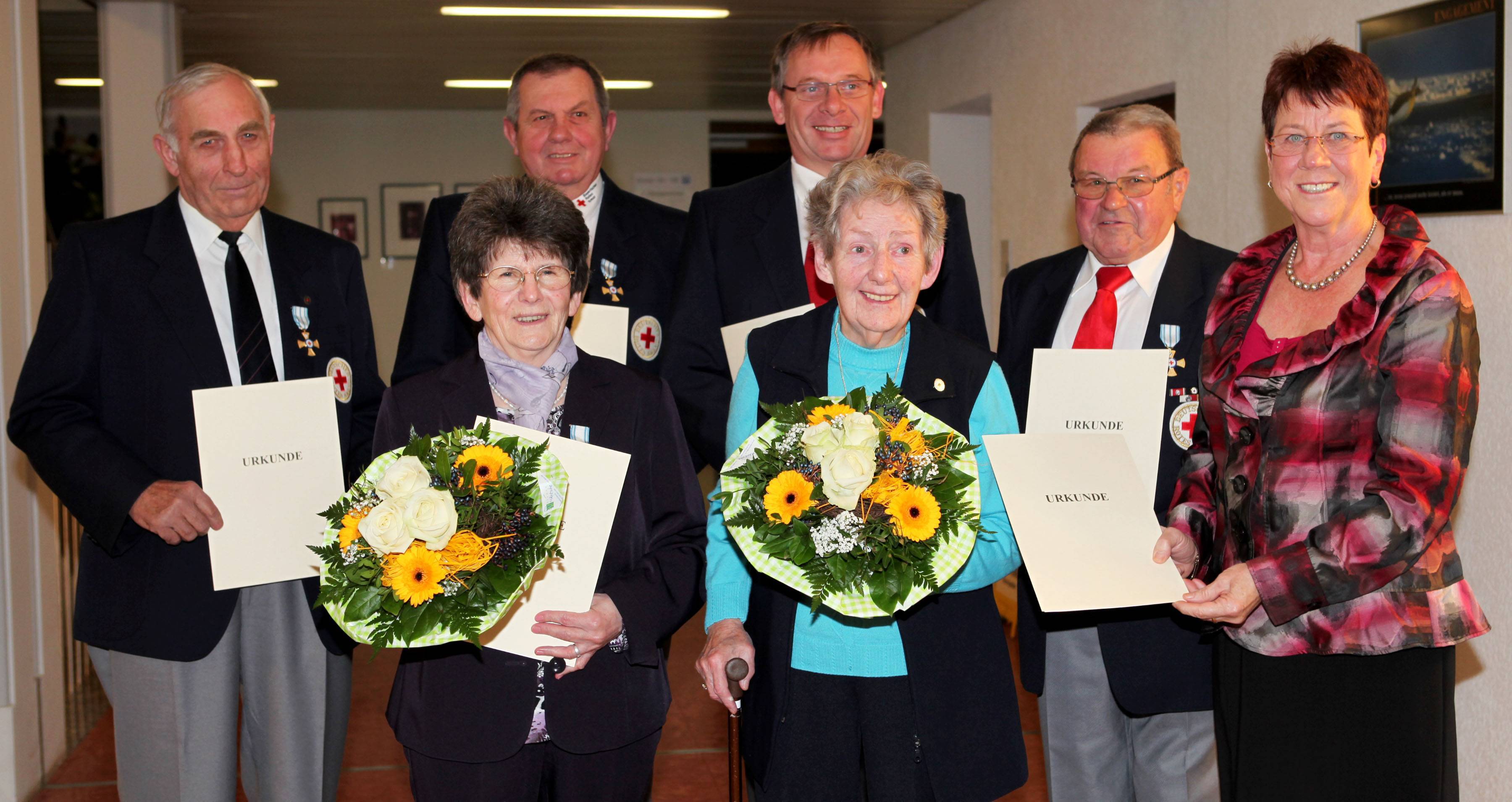 Für ihre langjährige Tätigkeit beim Bayerischen Roten Kreuz sind jetzt sechs Mitglieder im Landratsamt mit dem Ehrenzeichen gewürdigt worden. Unser Bild zeigt von links Josef Munz, Margaretha Schweier, Wolfgang Marz, Hubert Bader, Rosina Jörg, Anton 