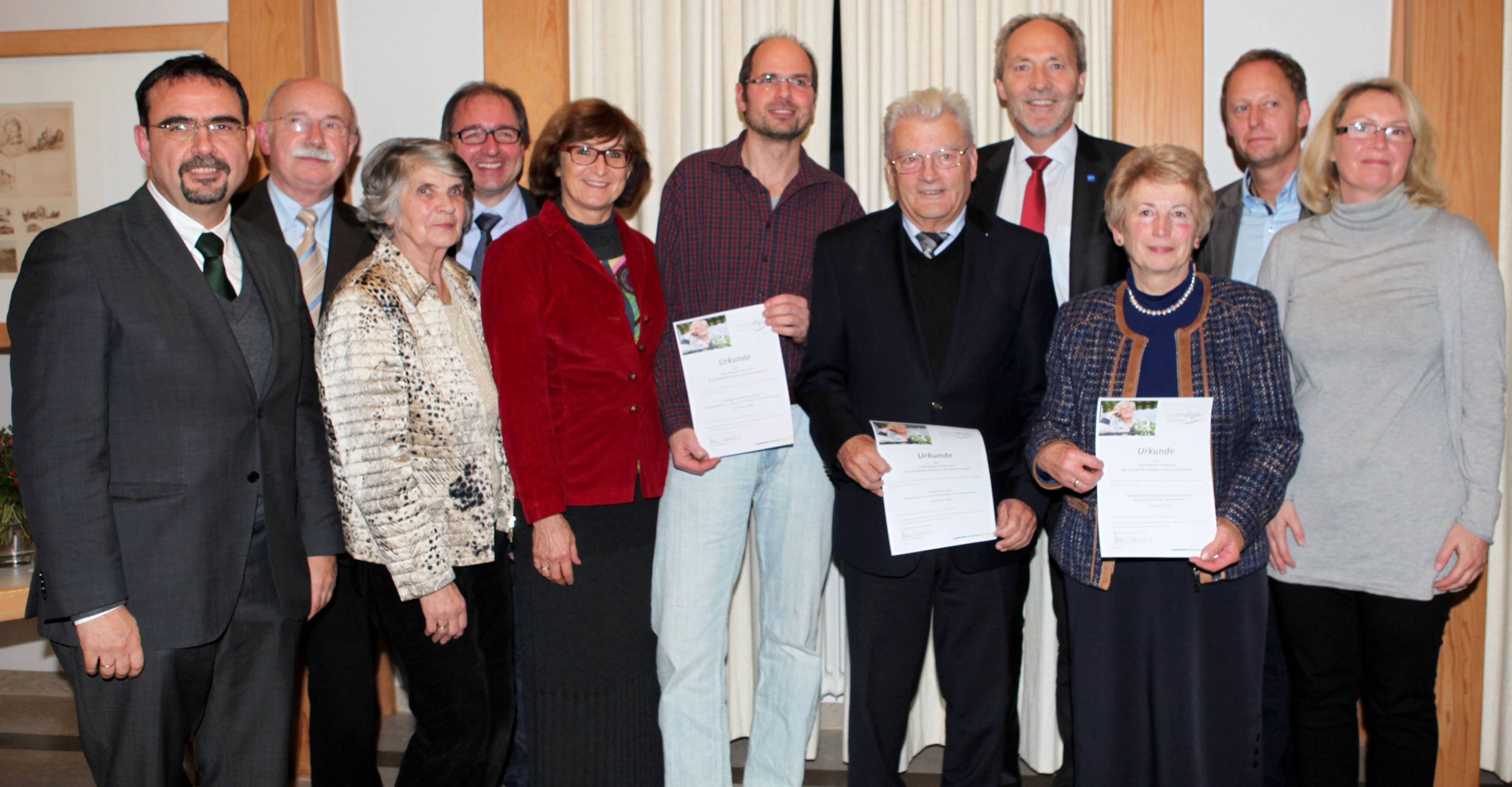 Im Landratsamt in Mindelheim sind vorbildhafte Senioren-Projekte gewürdigt worden. Unser Bild zeigt Landtagsabgeordneten Klaus Holetschek, die Jurymitglieder Professor Dr. Hans-Dieter Haas, Edeltraud Neubauer, Raimund Steber und Agnes Schragl, Stephan Vo