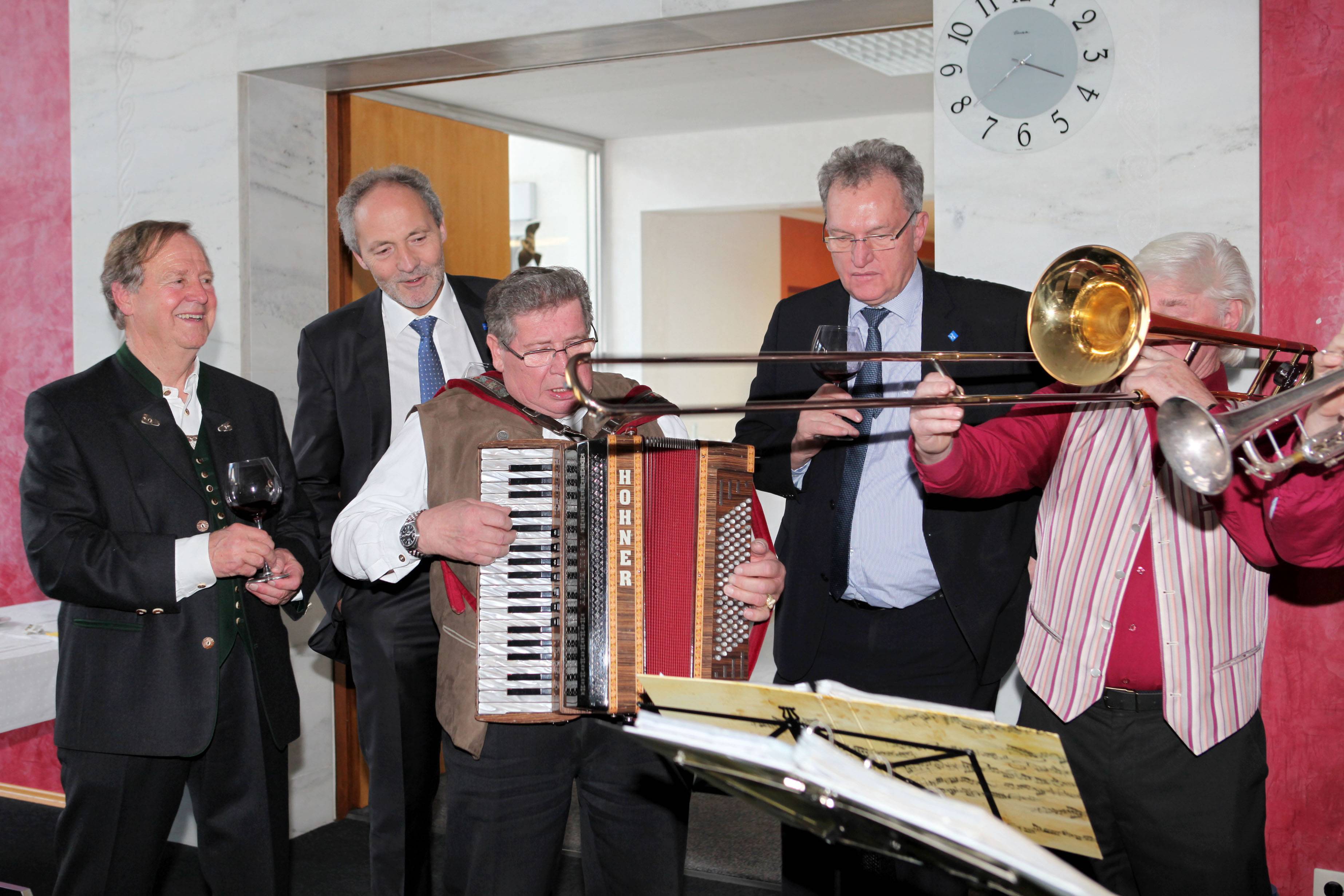 Zu Ehren von Altlandrat Hermann Haisch (links) sangen die Festgäste ein Ständchen, Heiner Burger begleitete mit der Diatonischen. Es stimmten auch mit ein (von links): Landrat Hans-Joachim Weirather, der Oberallgäuer Landrat Gebhard Kaiser und die Musi