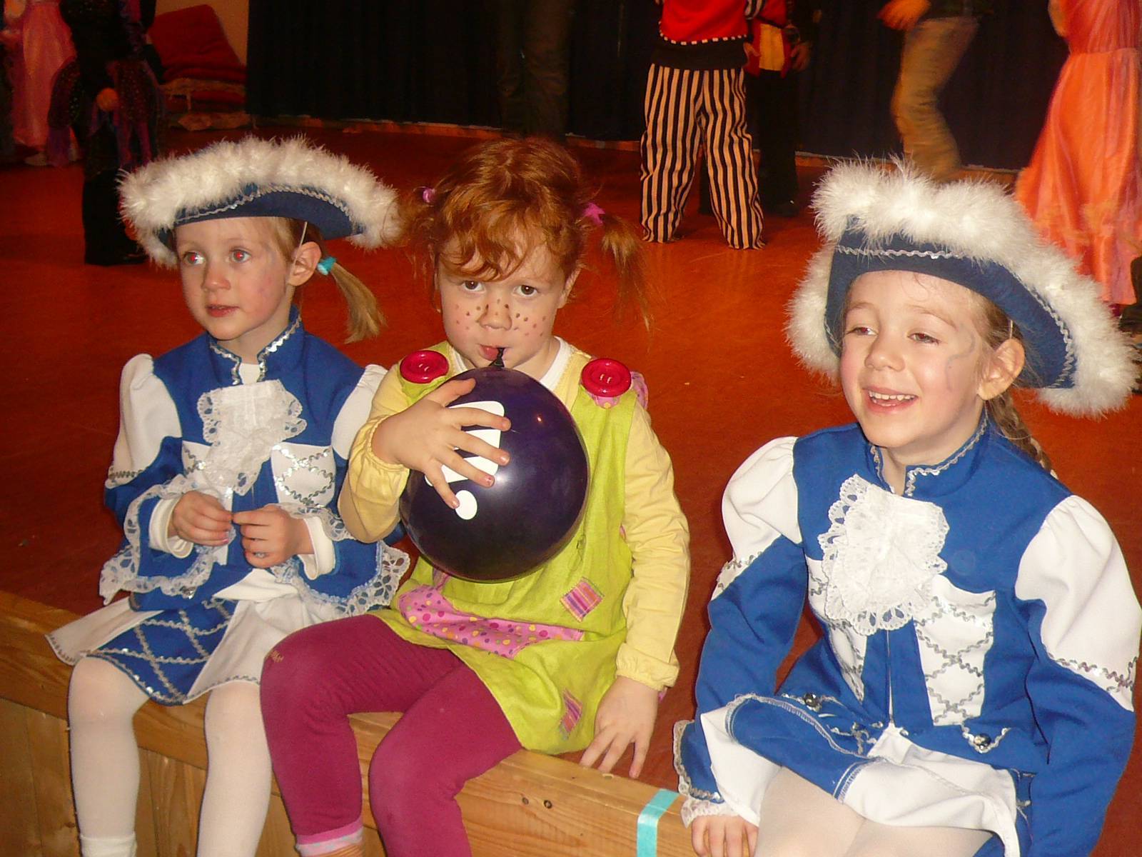 Viel Spaß hatten diese drei jungen Faschingsfreunde vergangenes Jahr zum Beispiel auf dem Ball des Sportvereins in Mattsies. Foto: Landratsamt