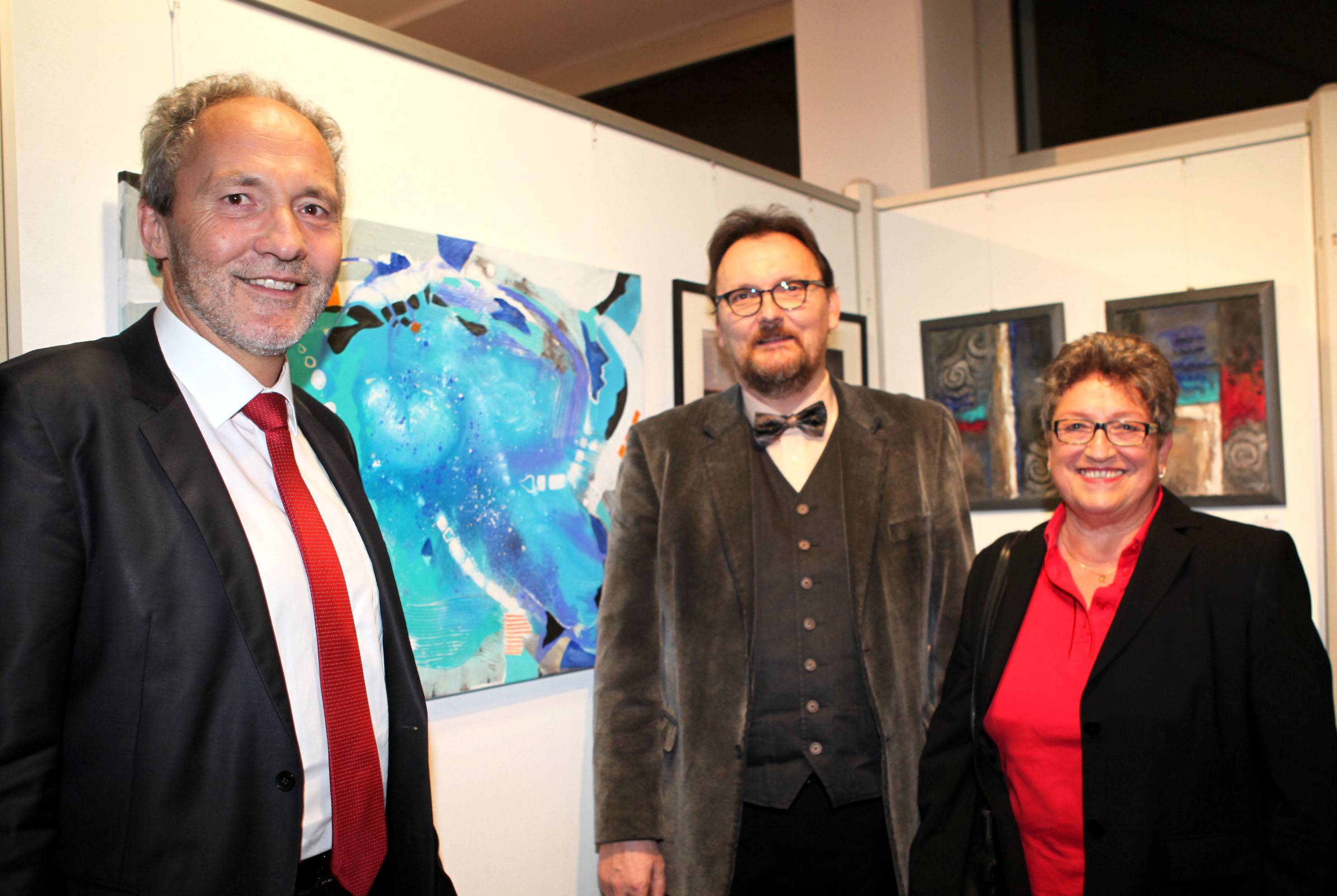 Landrat Hans-Joachim Weirather (links) und Christel Klemenjak, Vorsitzende des Mindelheimer Kunstvereins, eröffneten die Ausstellung von Frank Grabowski (Mitte). Foto: Landratsamt/Büchele