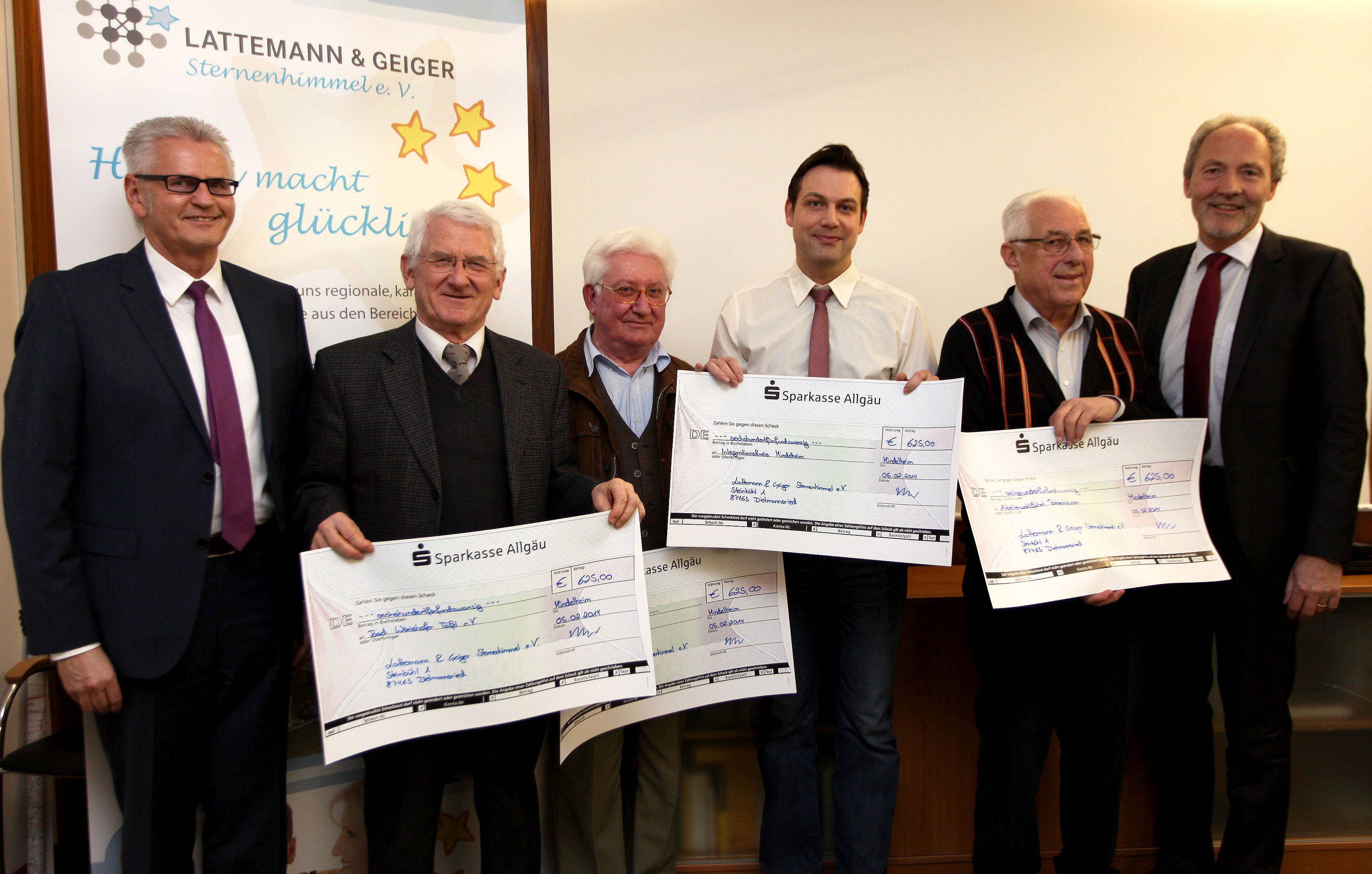 Unser Bild zeigt Ulrich Geiger, Vorsitzender des Vereins „Lattemann & Geiger Sternenhimmel“, Hilmar Rath von der Bad Wörishofer Tafel, Peter Horn von der Mindelheimer Tafel, Stefan Kienle vom Integrationskreis Mindelheim, Karl-Heinz Schön von der Ar