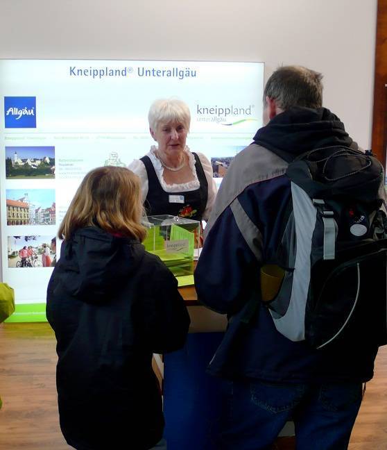 Bei der Messe f.re.e in München stellte sich das Unterallgäu vor. Im Bild Christine Ohneberg von der Kurdirektion Bad Grönenbach im Gespräch mit Besuchern. Foto: Landratsamt/Erwin Marschall