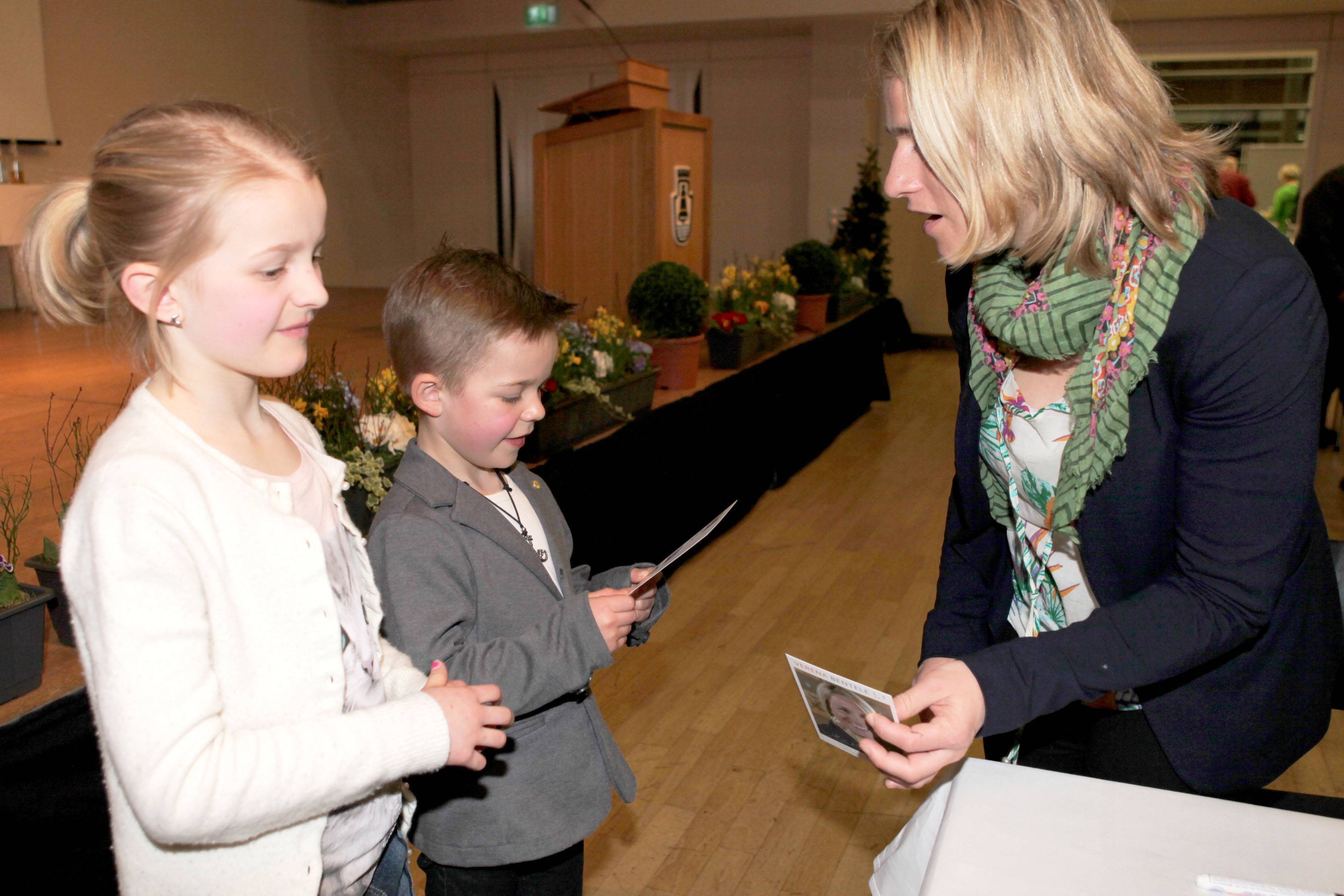 Nach der Ehrung gab Verena Bentele Autogramme - auf unserem Bild an Sarah und David Hörberg vom SSV Markt Rettenbach. Foto: Sylvia Rustler