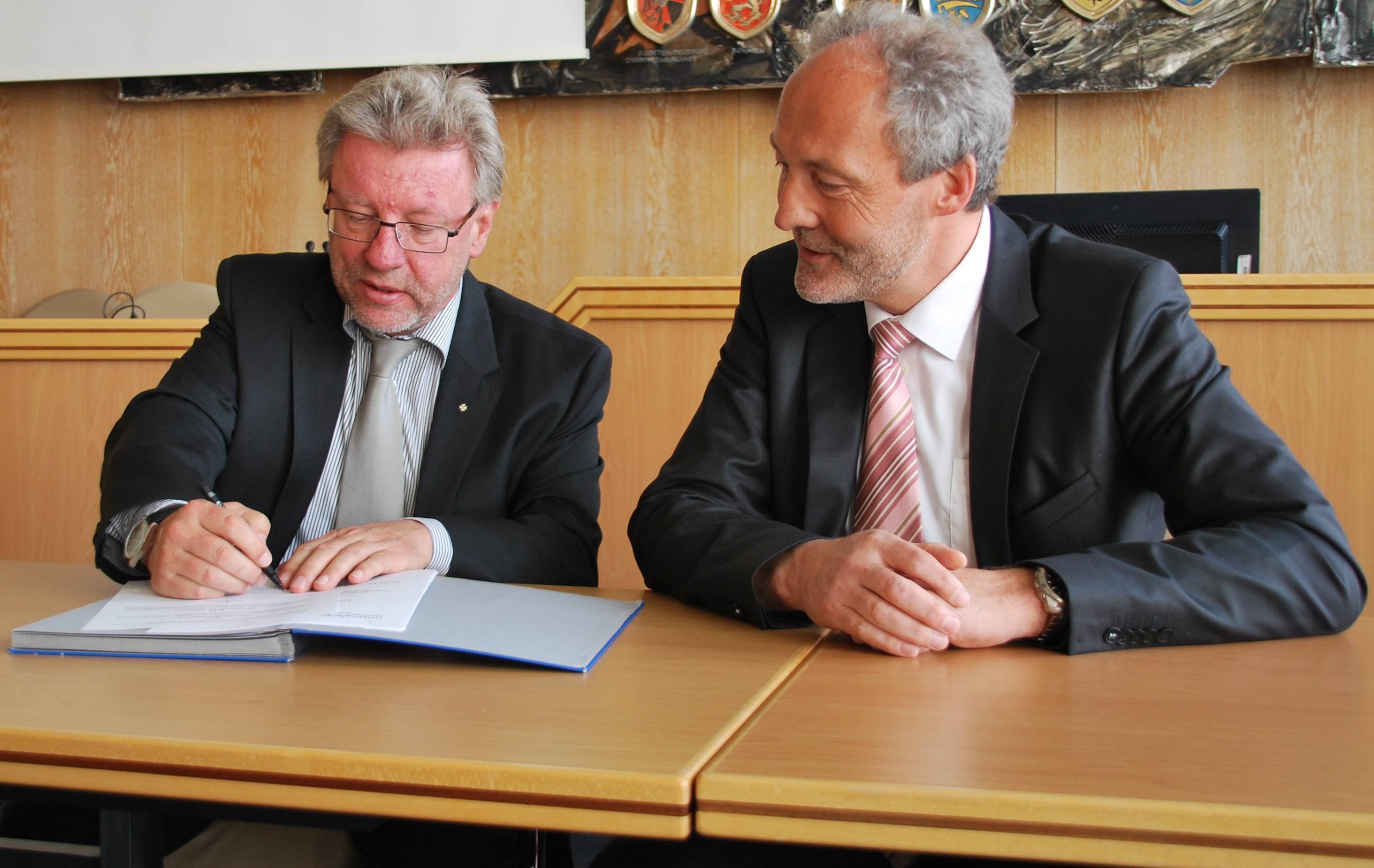 Träger der Kindertagesstätte ist die Johanniter-Unfall-Hilfe. Jürgen Wanat von den Johannitern und Landrat Hans-Joachim Weirather unterzeichnen eine entsprechende Vereinbarung. Fotos: Sylvia Rustler/Landratsamt Unterallgäu