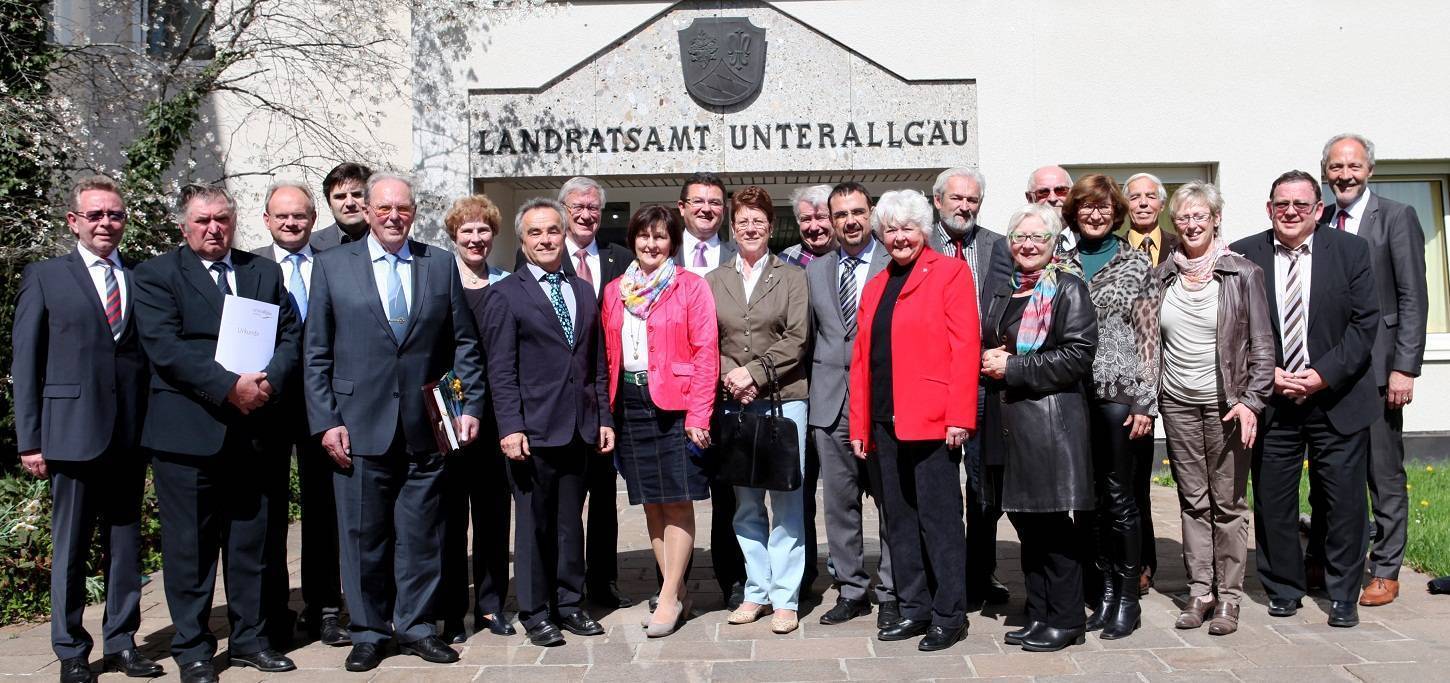 Im Bild (von links) Werner Birkle, Josef Huber, Alfons Weber, Otto Weikmann, Ludwig Haisch, Dr. Ingrid Fickler, Helmut Koch, Erich Meier, Margot Walser, Franz Pschierer, Heidemarie Zacher, Heinz Steil, Klaus Holetschek, Doris Kienle, Silverius Bihler, Ros